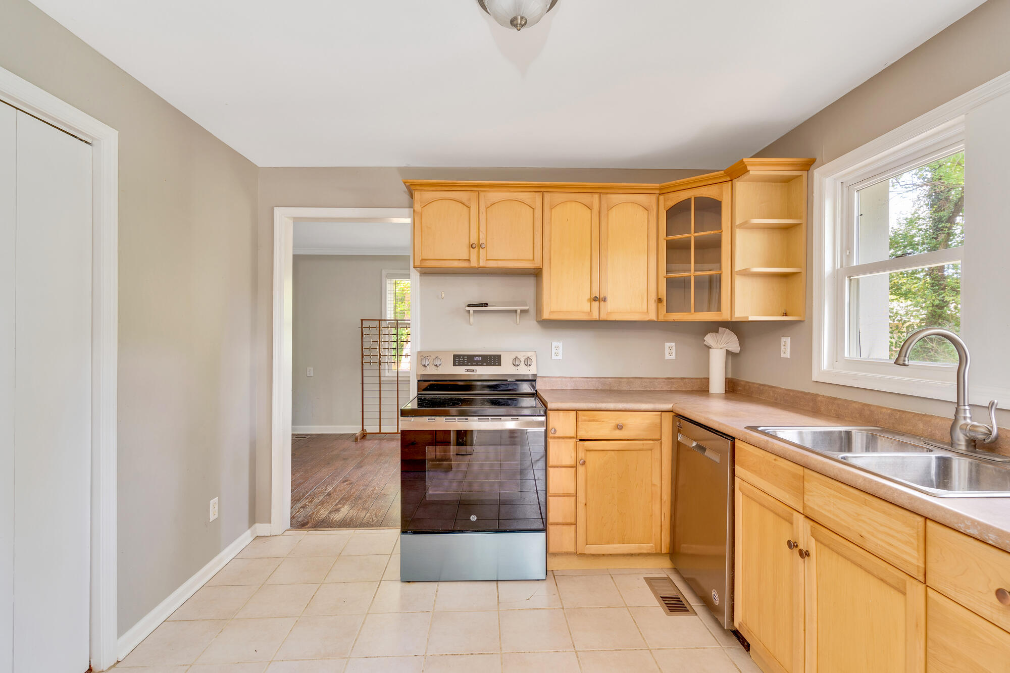 1502 Albion Drive Property Photo 6