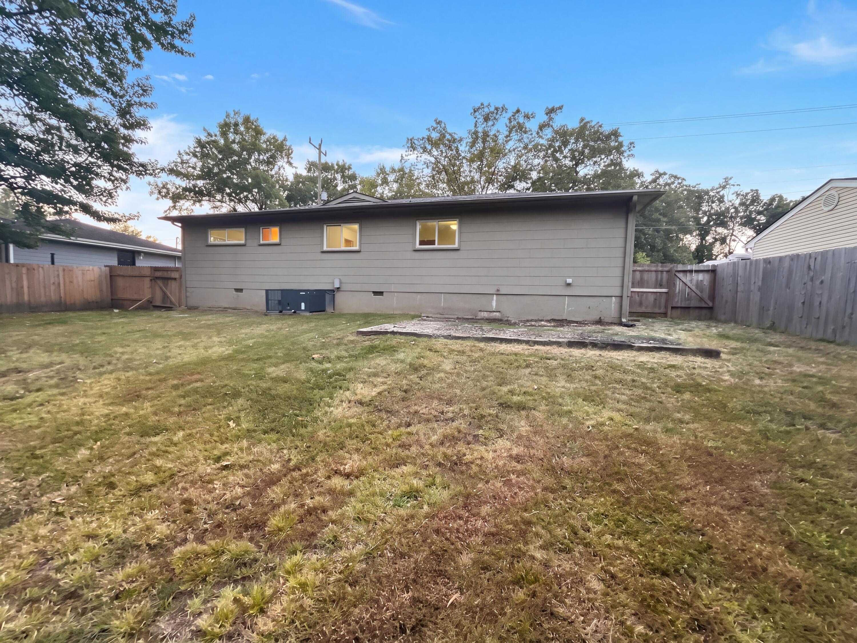 718 S Lovell Avenue Property Photo 6