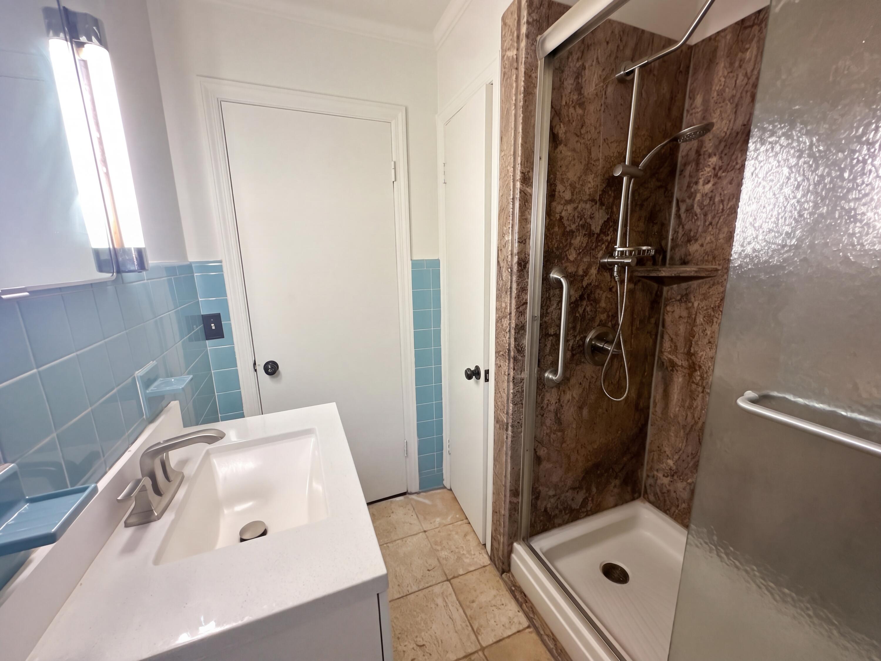 718 S Lovell Avenue Property Photo 11