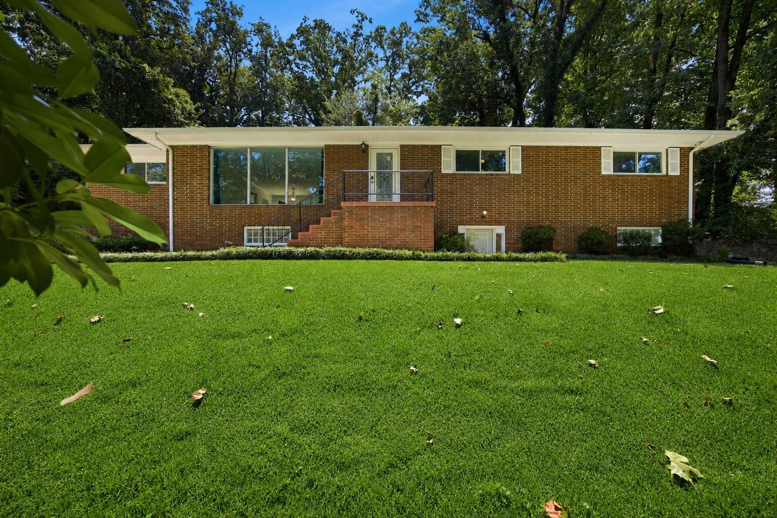 610 W Shadowlawn Drive Property Photo 1