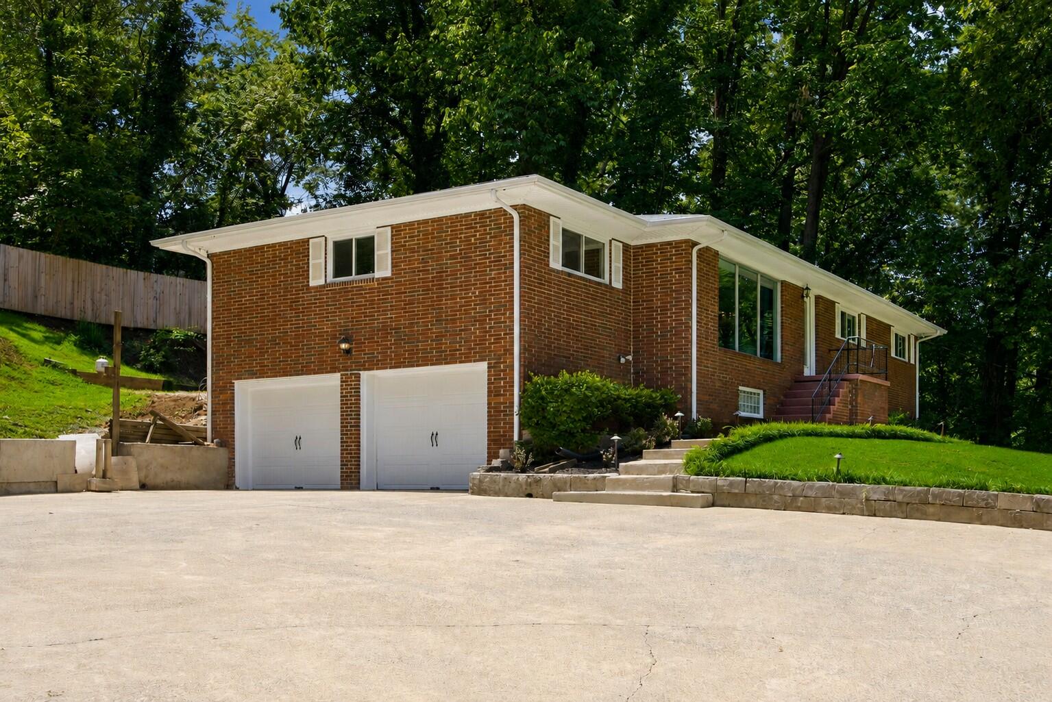 610 W Shadowlawn Drive Property Photo 2