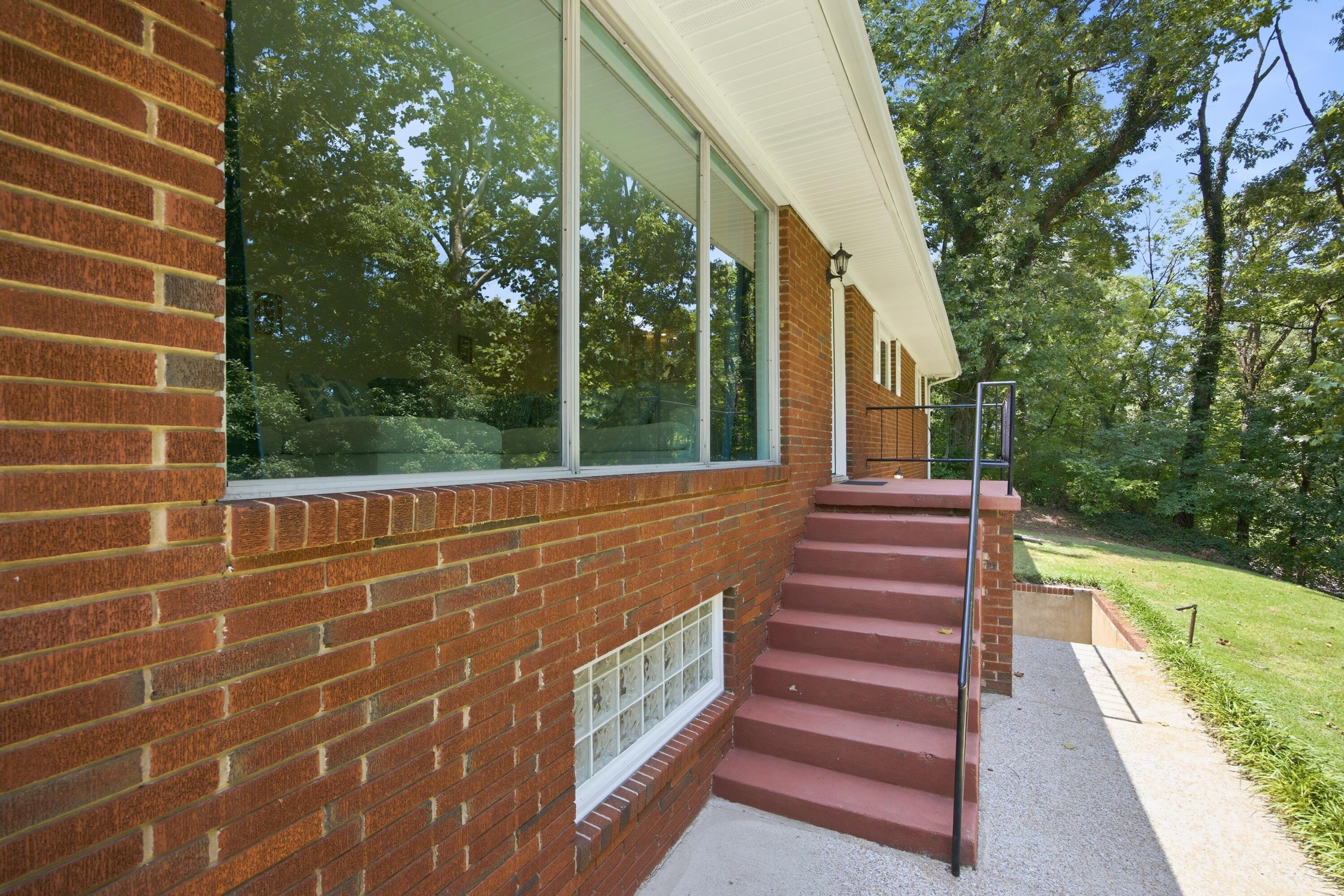 610 W Shadowlawn Drive Property Photo 3