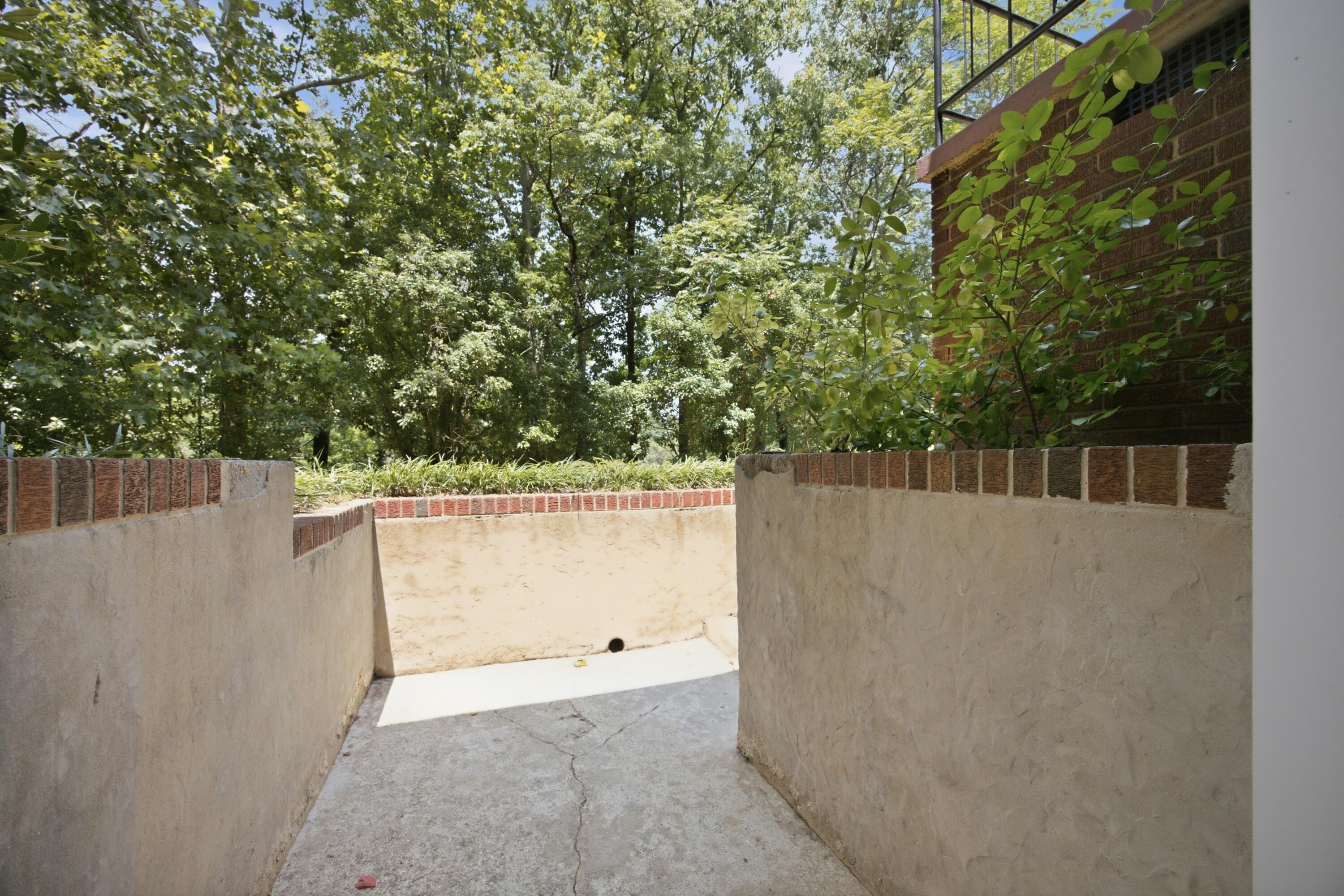 610 W Shadowlawn Drive Property Photo 4