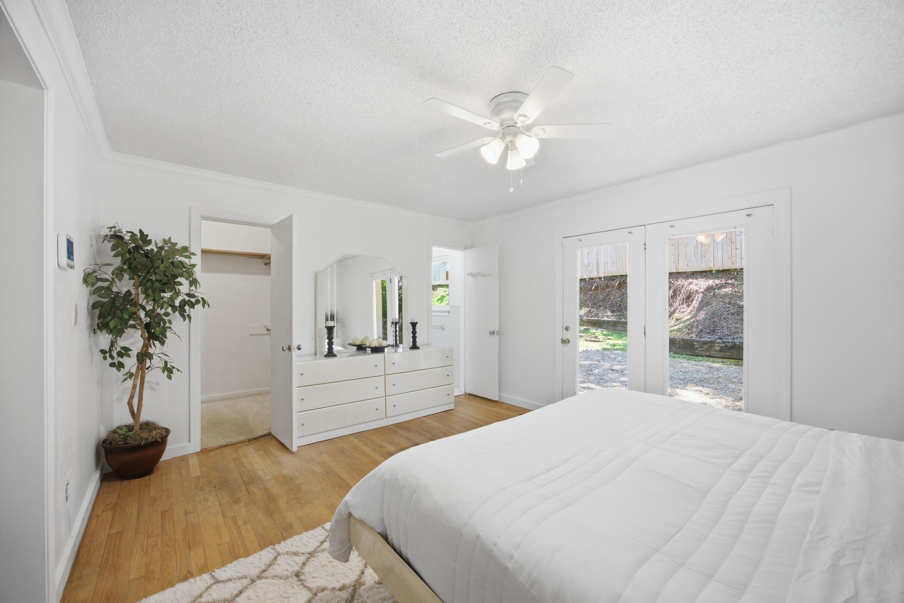 610 W Shadowlawn Drive Property Photo 18
