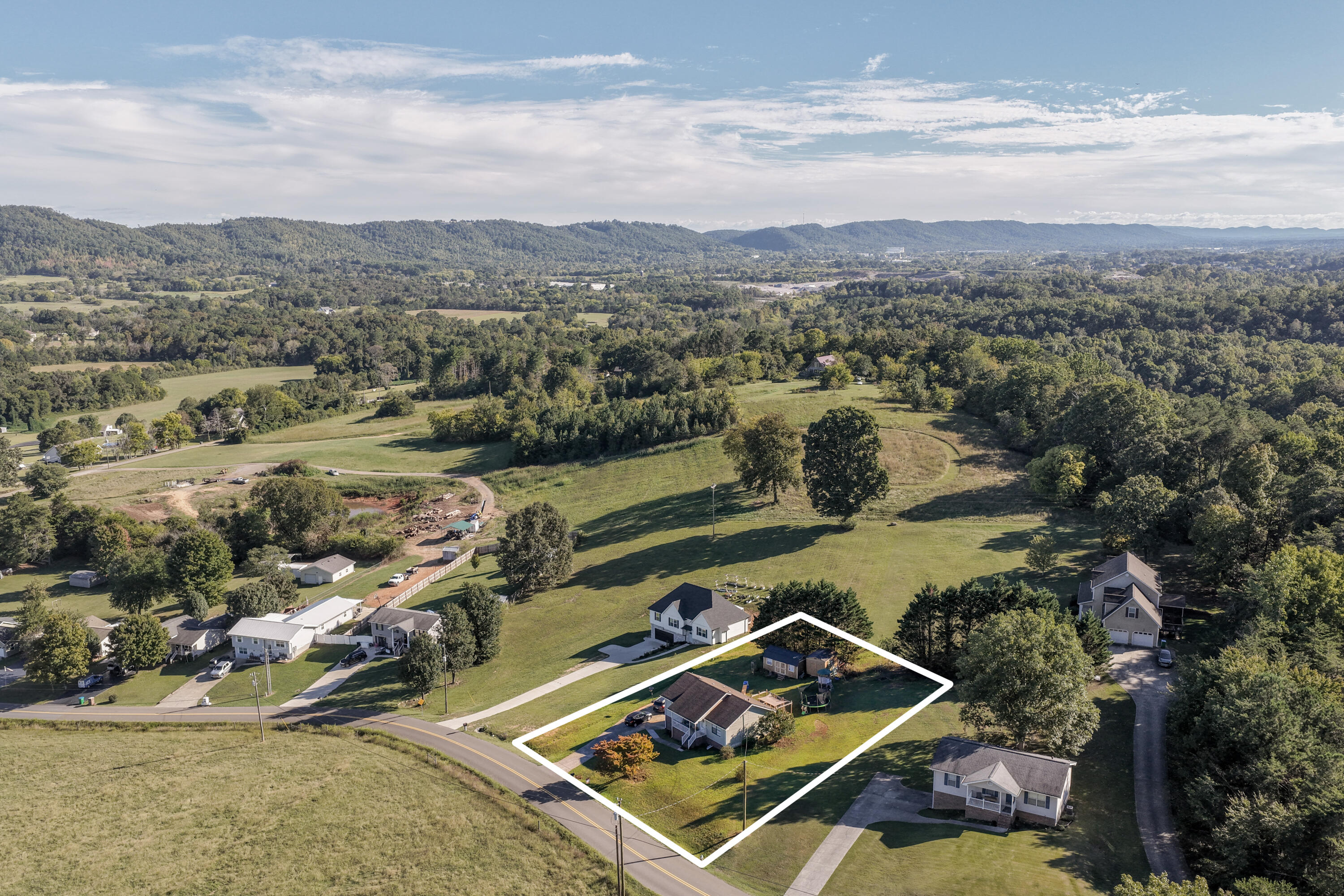 2077 Saunders Road Property Photo 2