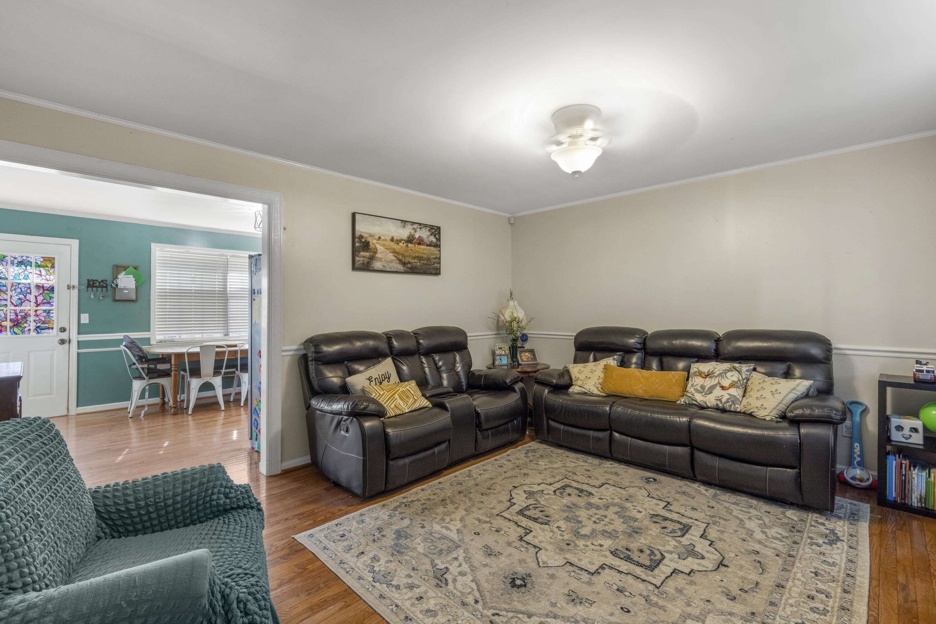 2077 Saunders Road Property Photo 4