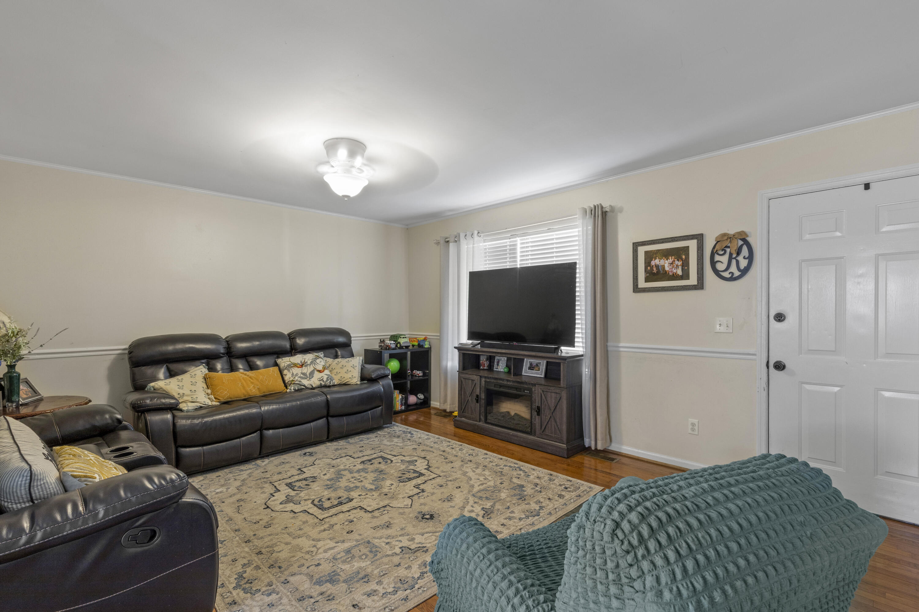 2077 Saunders Road Property Photo 5