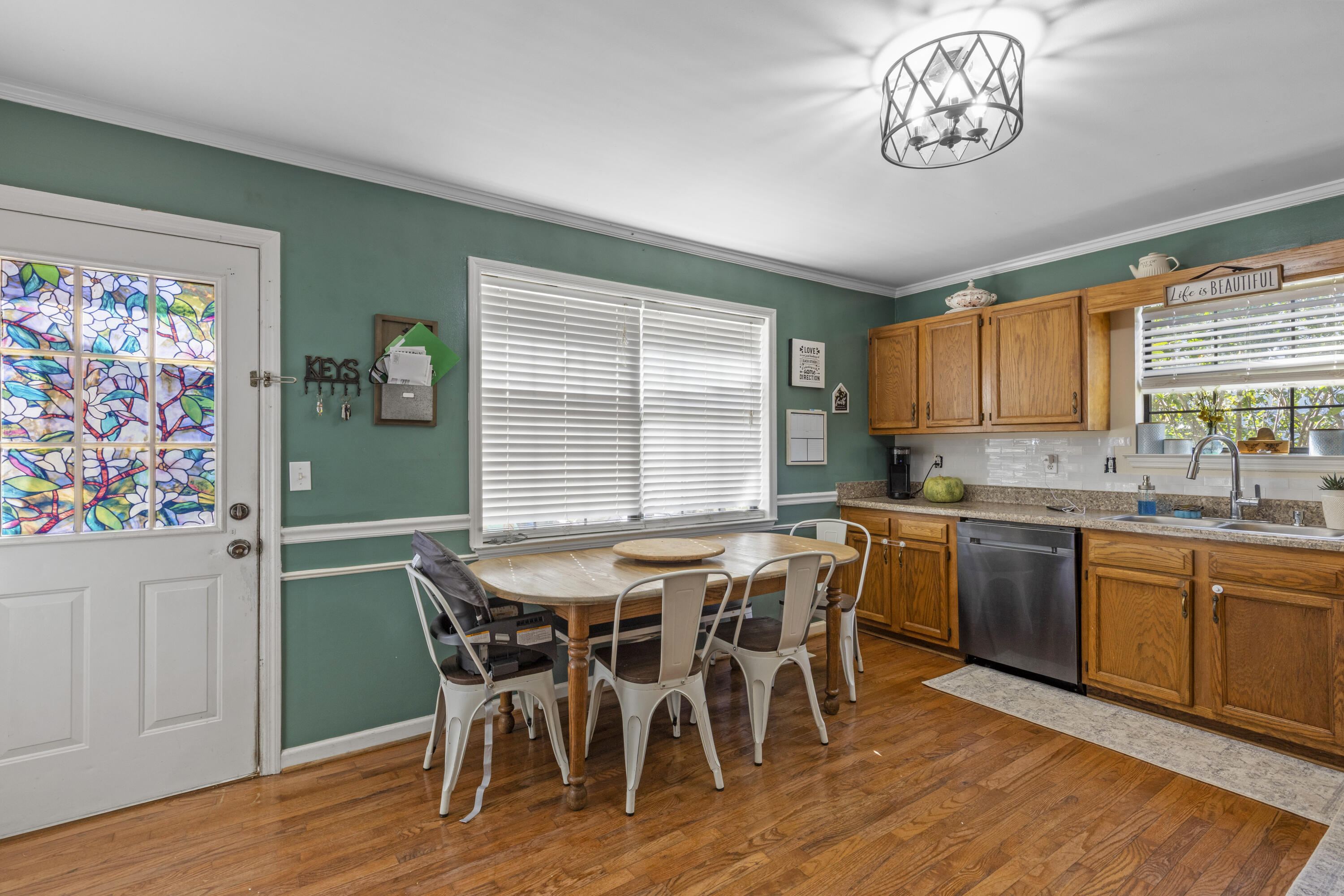 2077 Saunders Road Property Photo 6