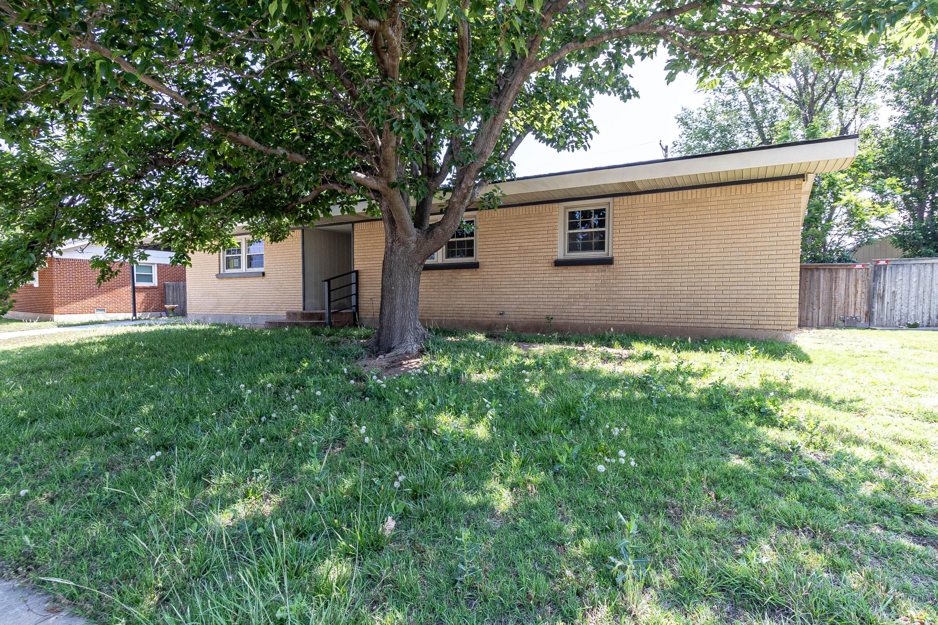 2424 Navajo Road Property Photo 1