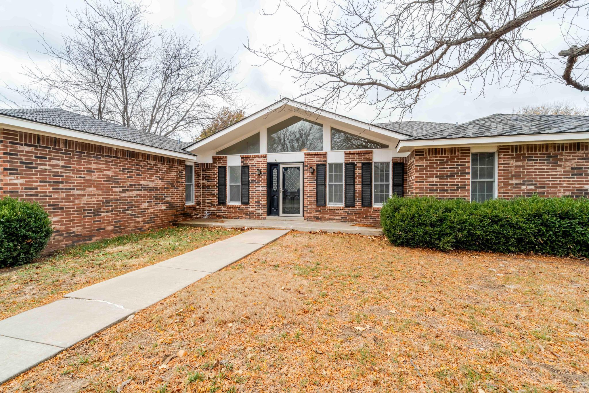 4204 Roxton Drive Property Photo 2
