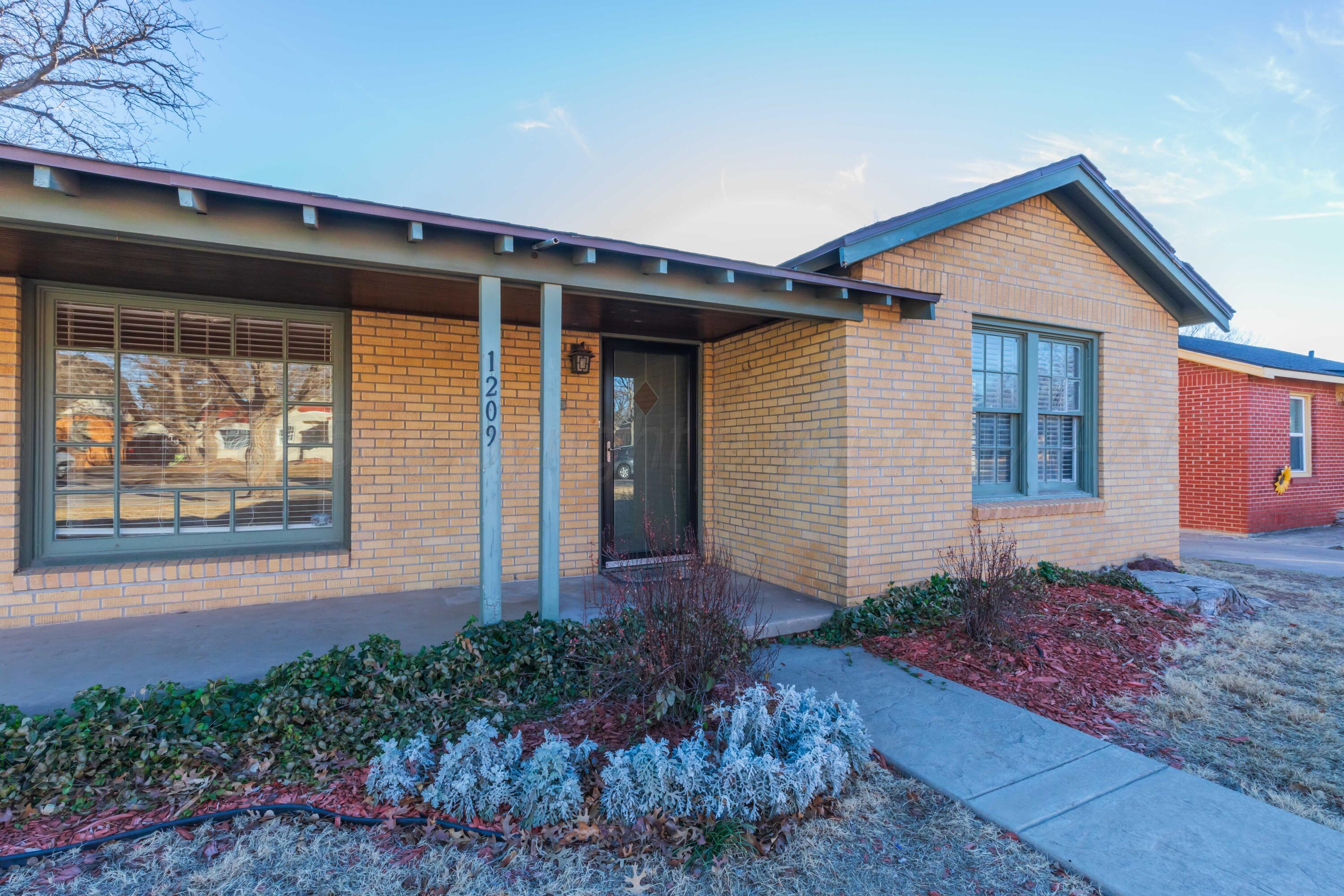 1209 S Travis Street Property Photo 2