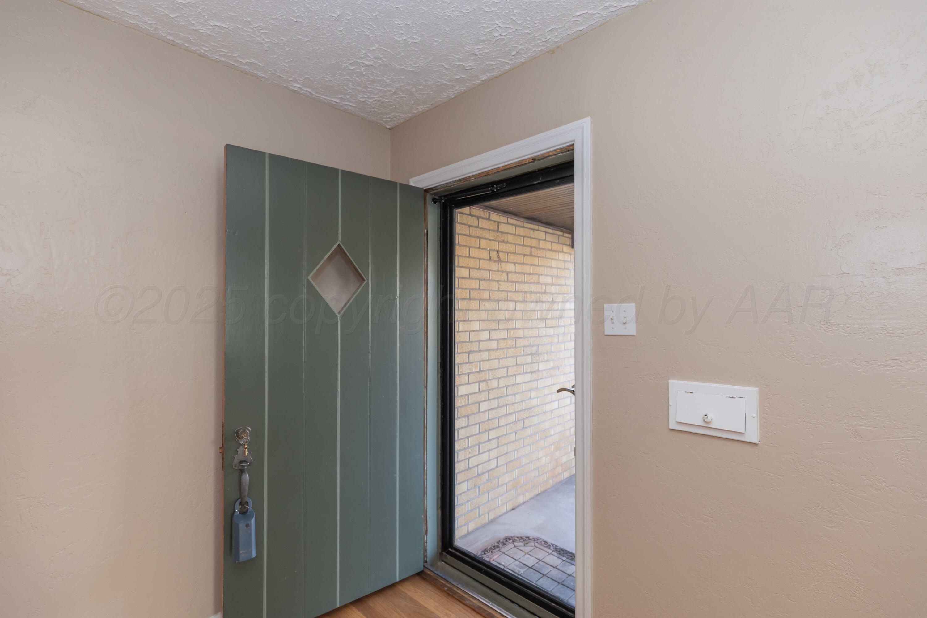 1209 S Travis Street Property Photo 3