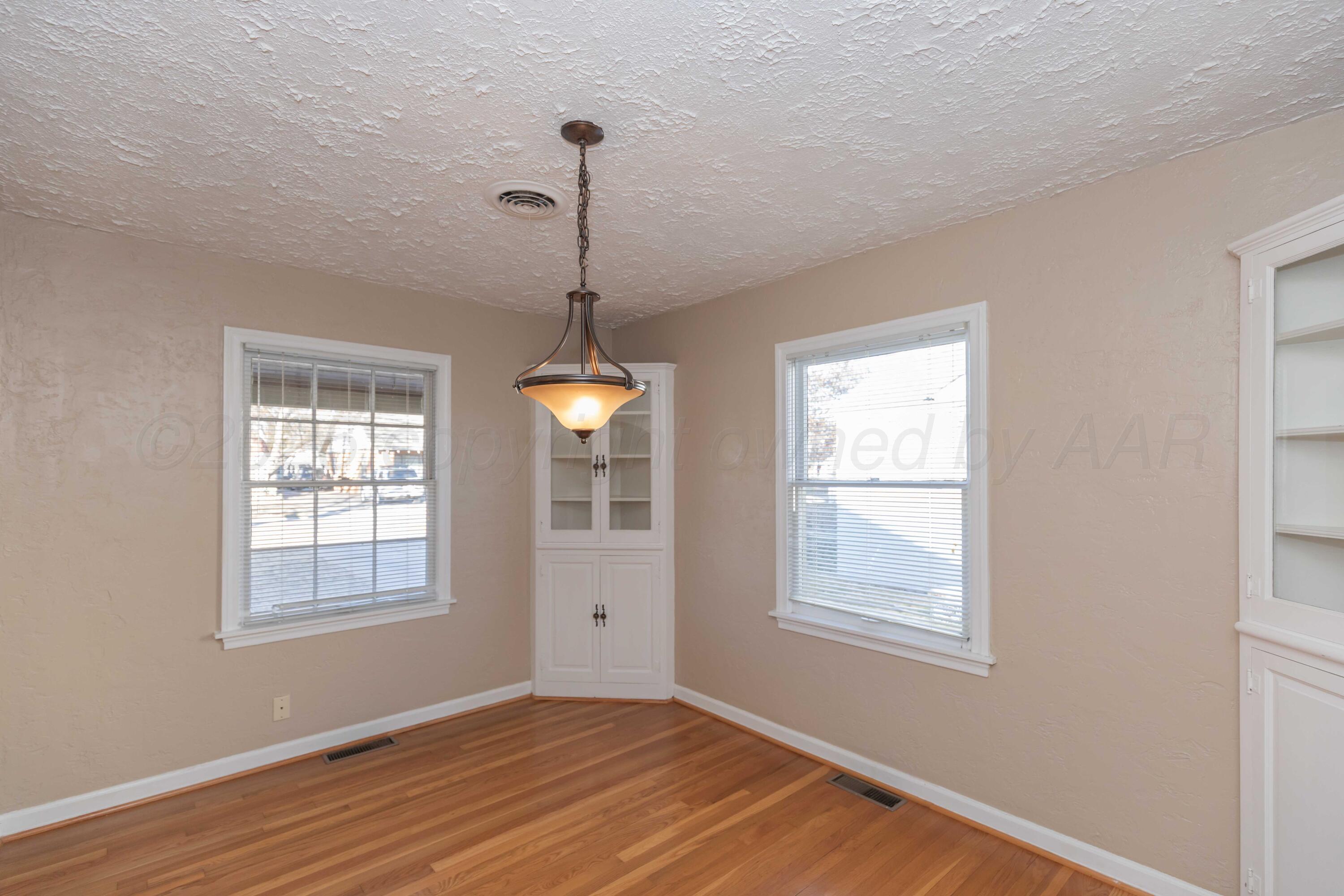 1209 S Travis Street Property Photo 9