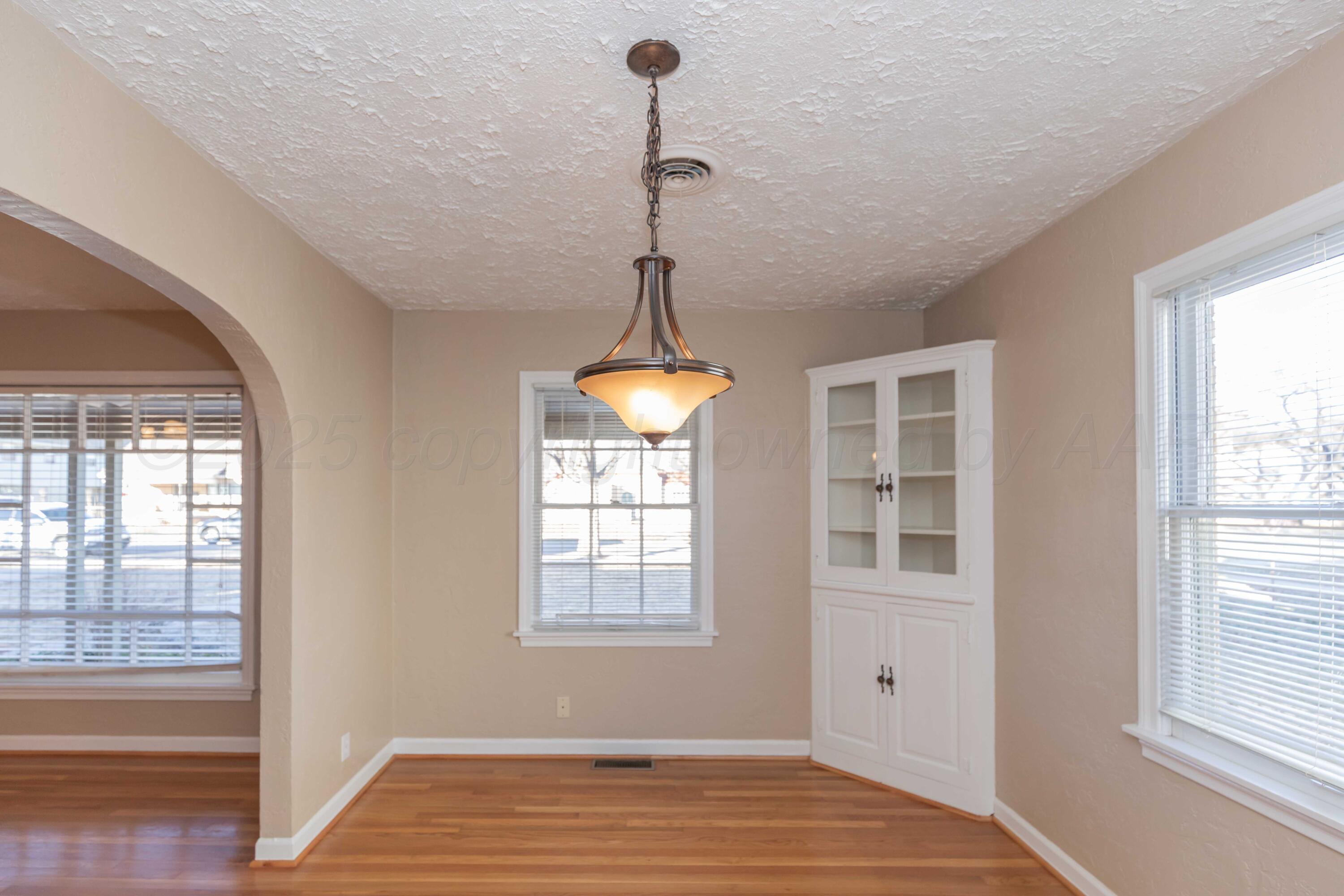 1209 S Travis Street Property Photo 10