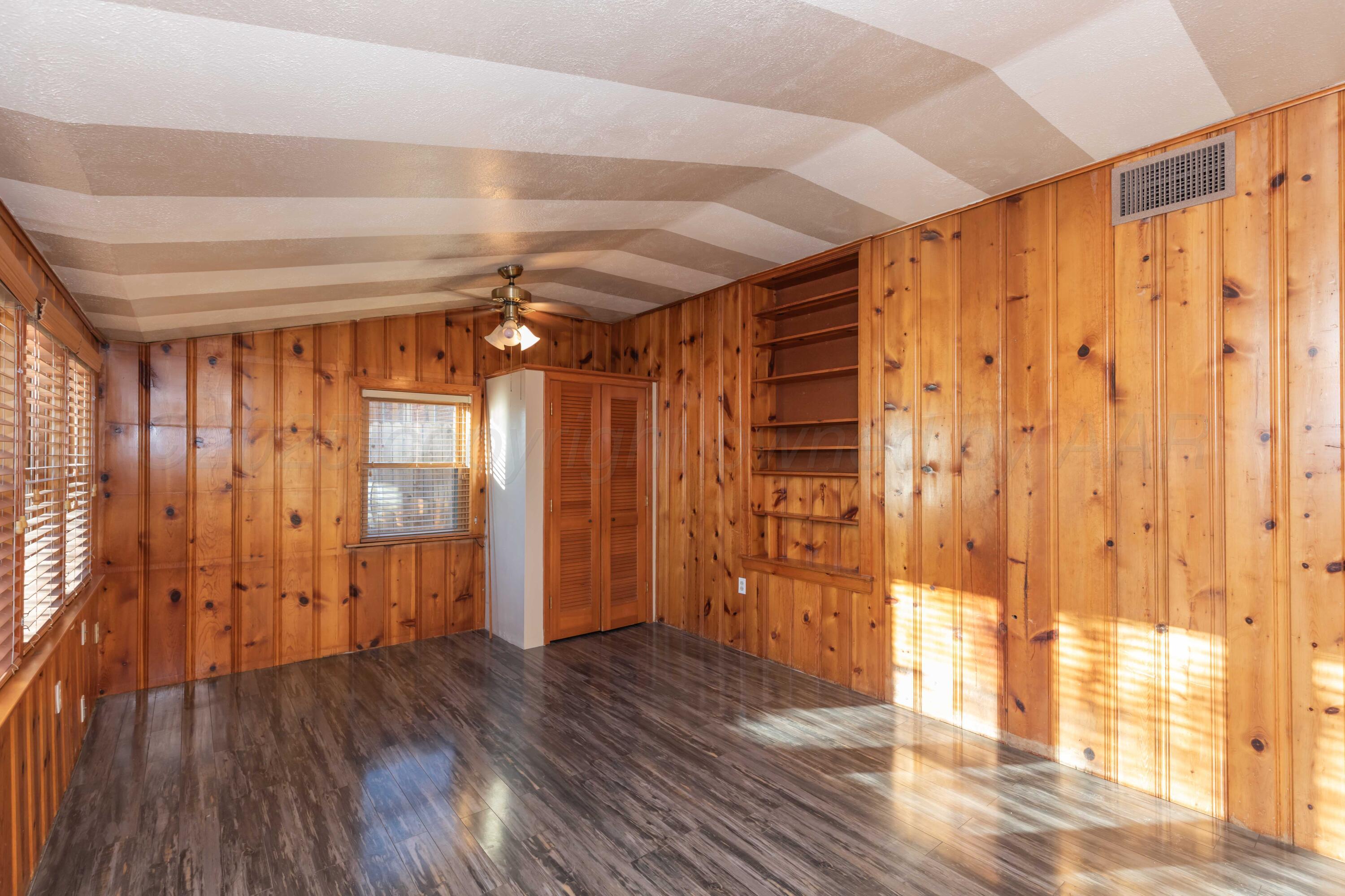1209 S Travis Street Property Photo 14