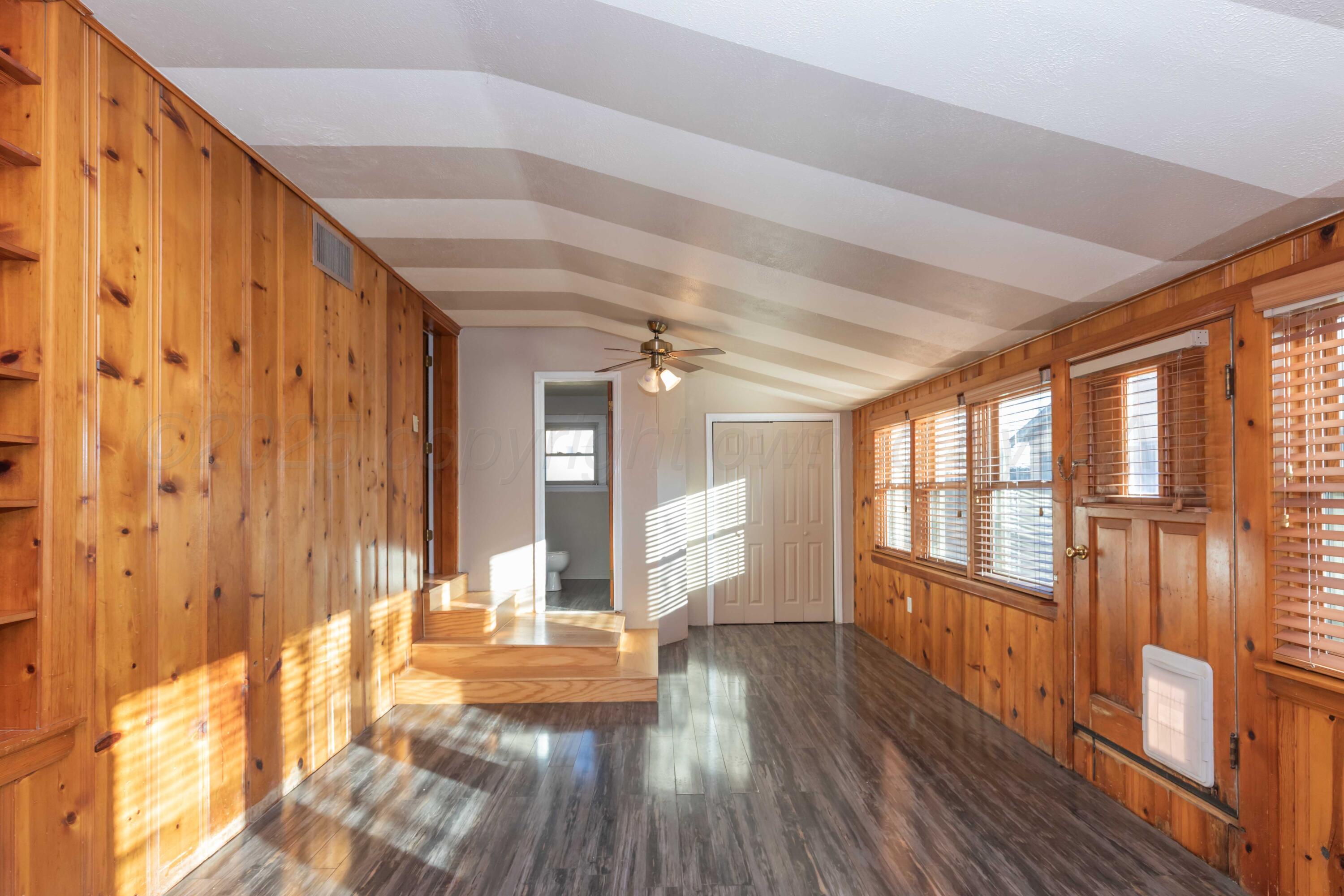 1209 S Travis Street Property Photo 15