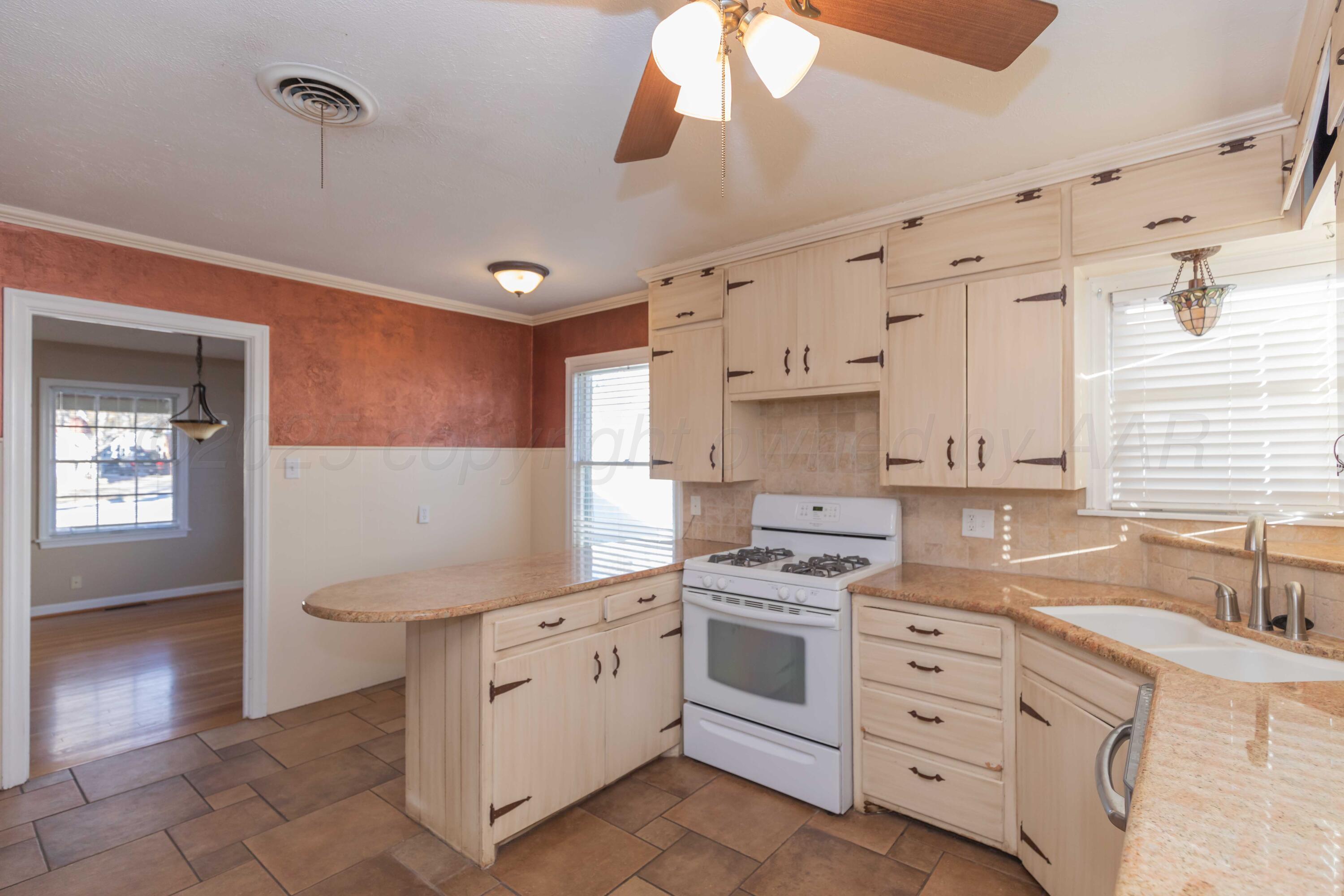 1209 S Travis Street Property Photo 16