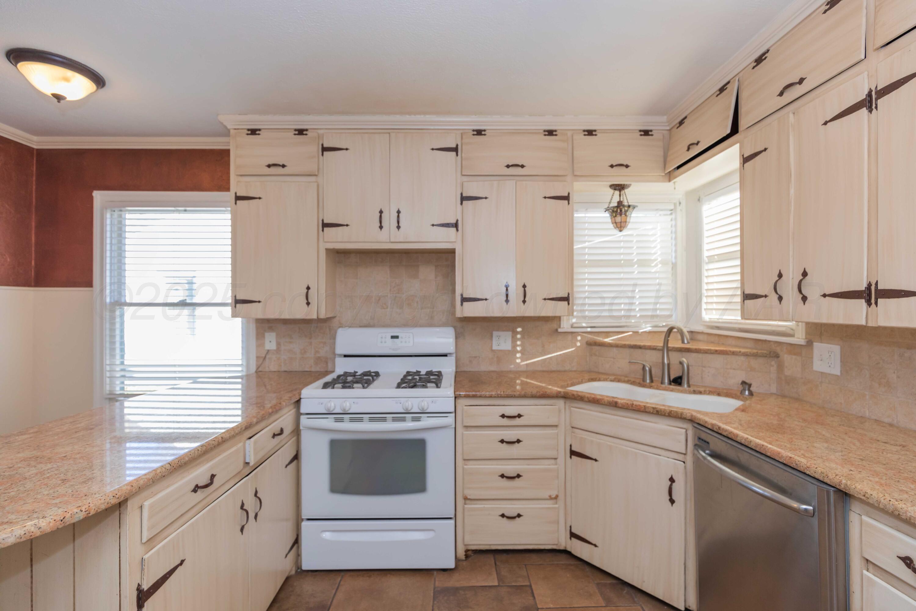 1209 S Travis Street Property Photo 17