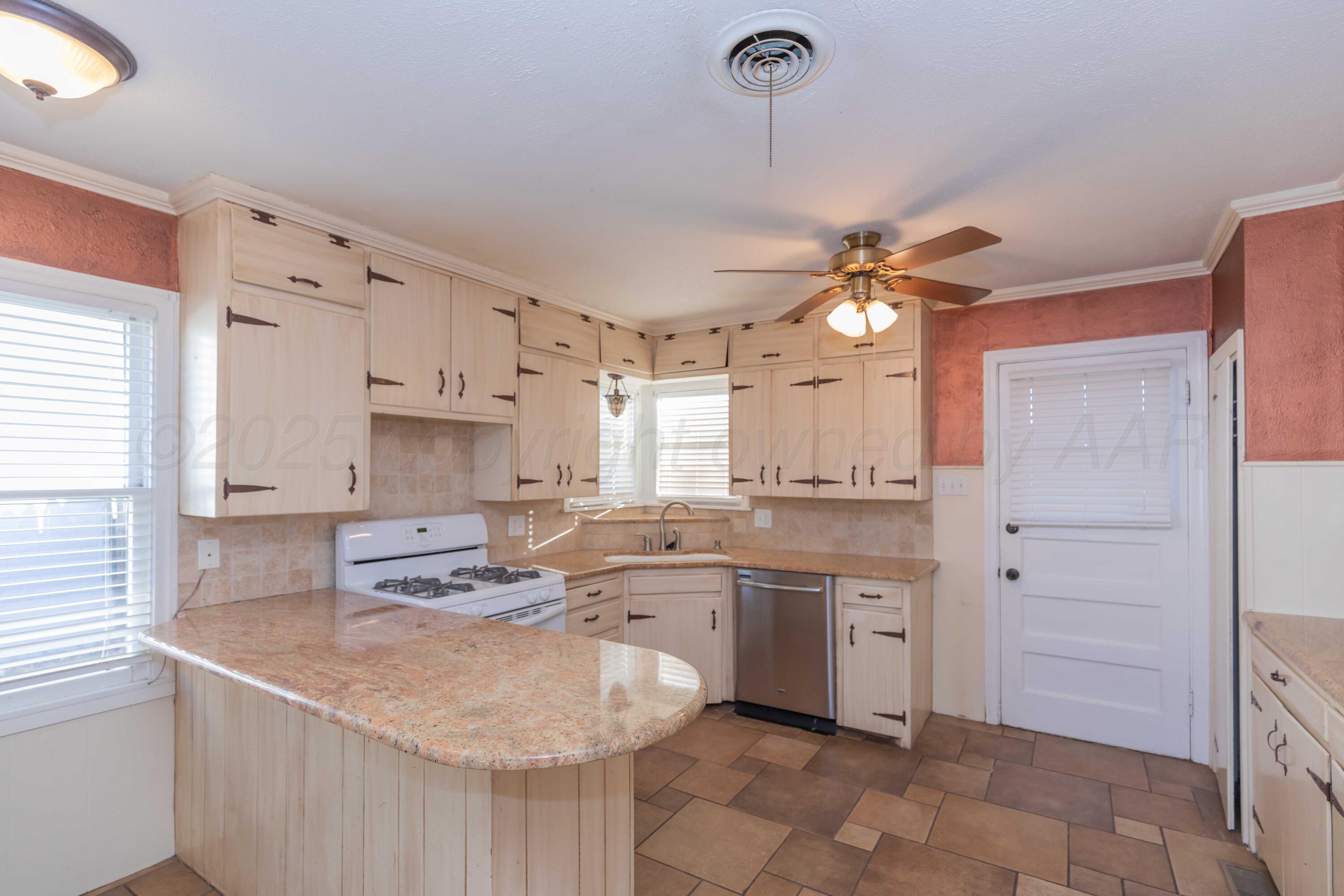 1209 S Travis Street Property Photo 18