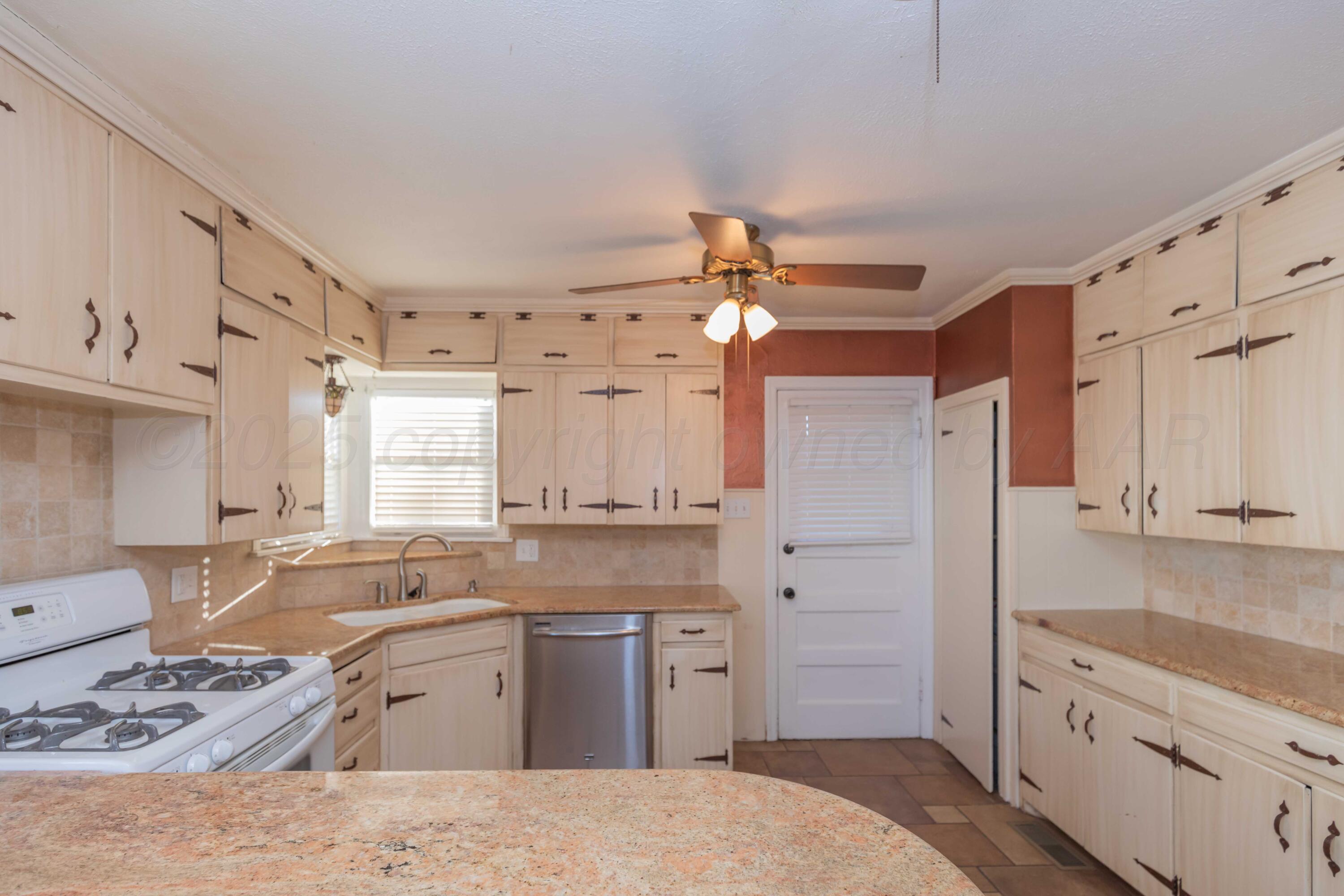 1209 S Travis Street Property Photo 19