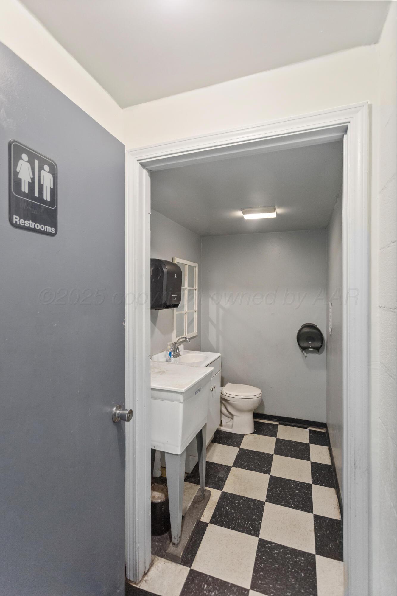 105 E Commercial Street Property Photo 27