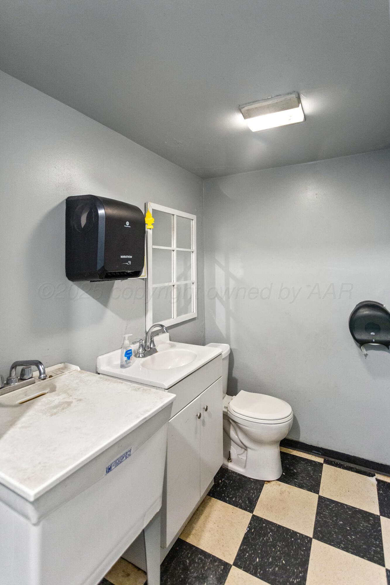 105 E Commercial Street Property Photo 28