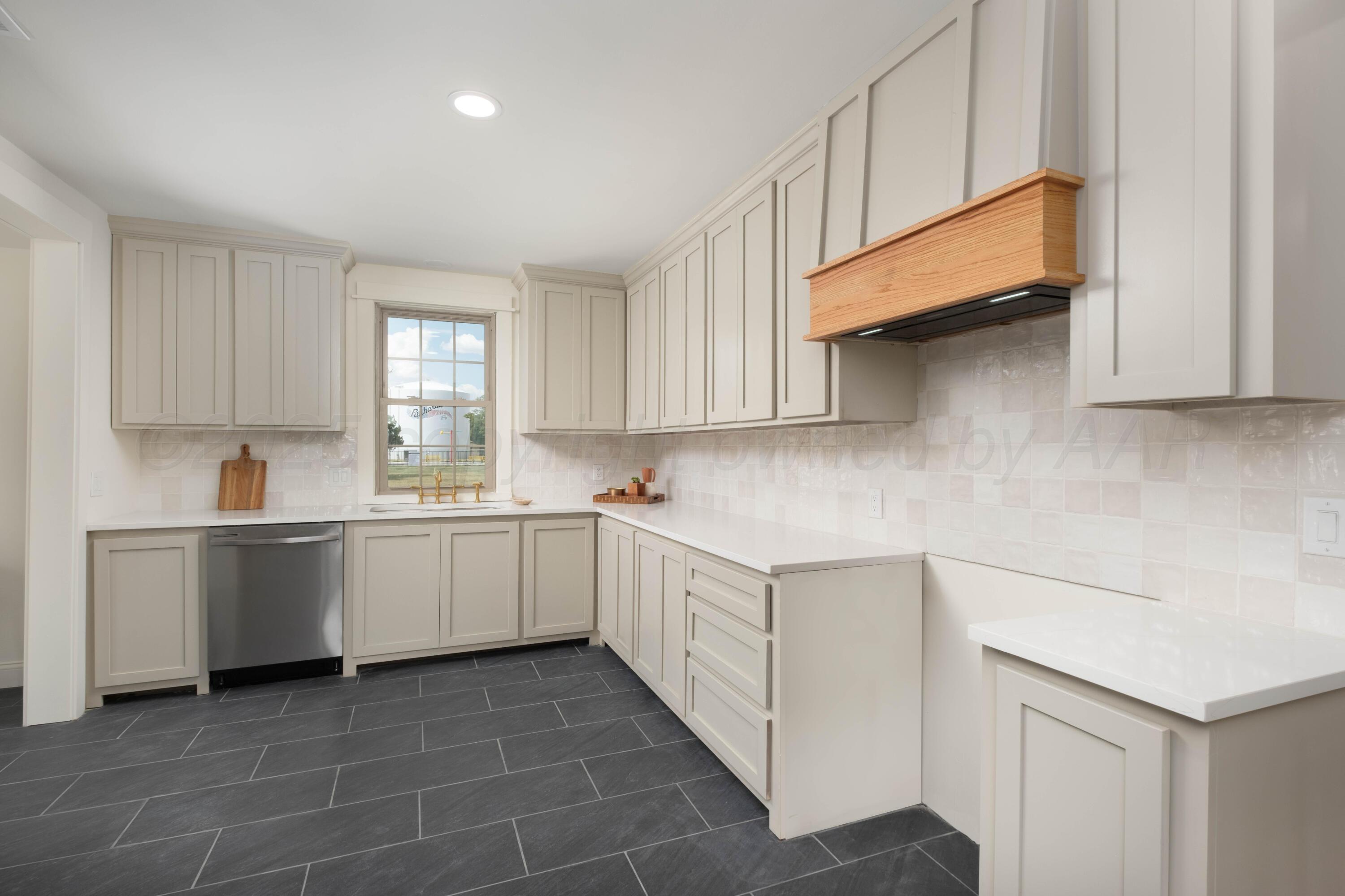 1111 Charles Avenue Property Photo 24