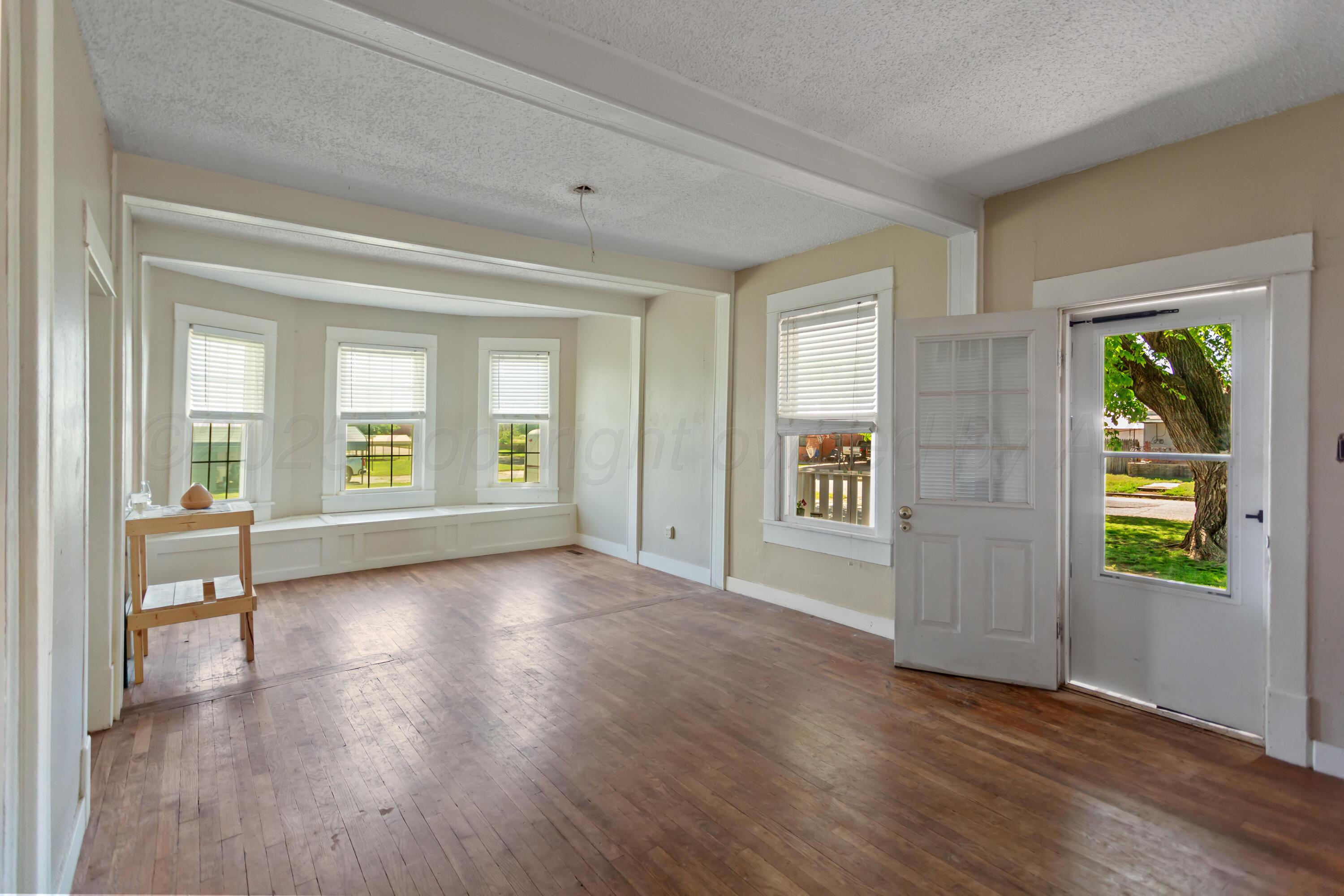 110 N Houston St Property Photo 4