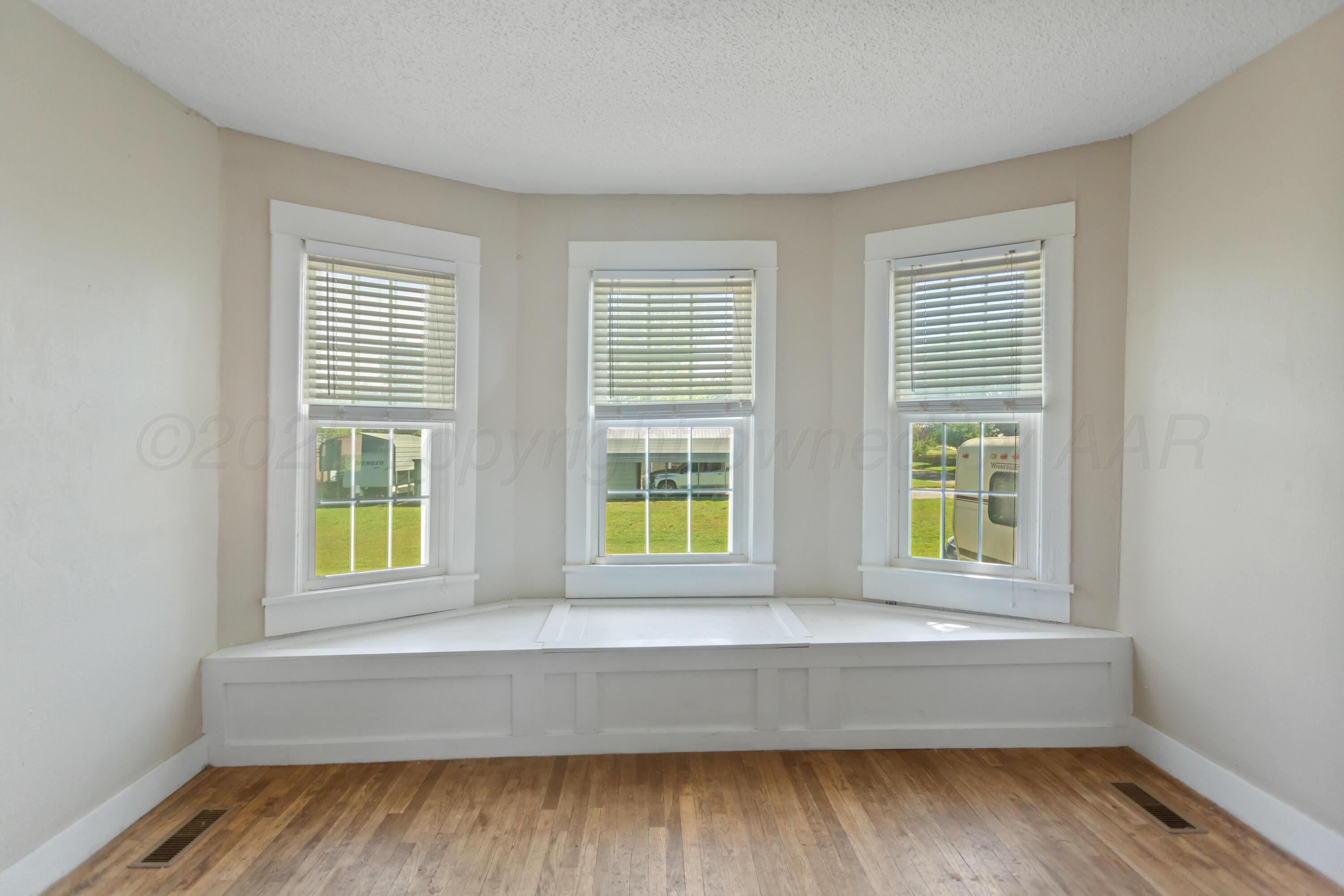 110 N Houston St Property Photo 5