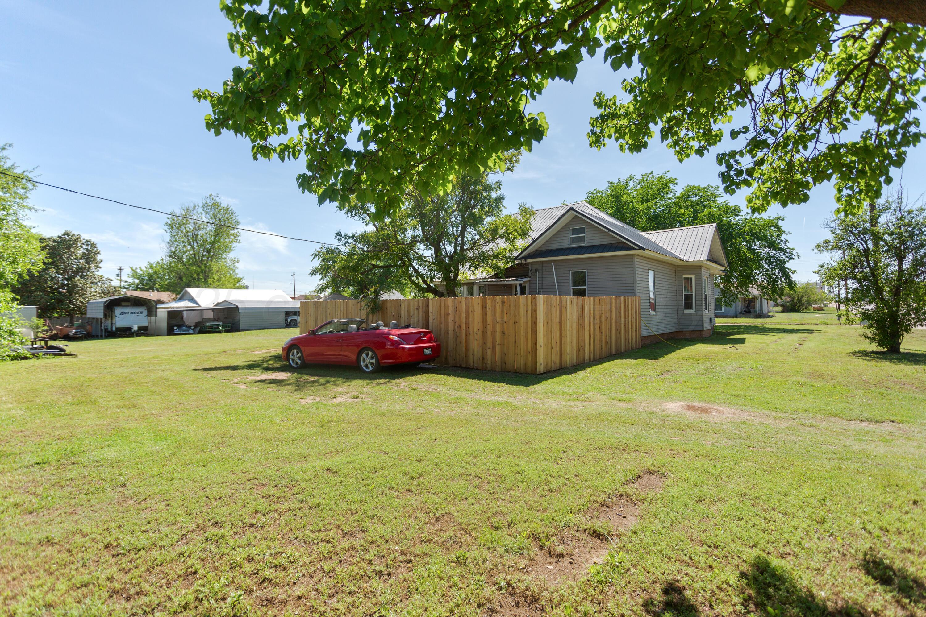 110 N Houston St Property Photo 34