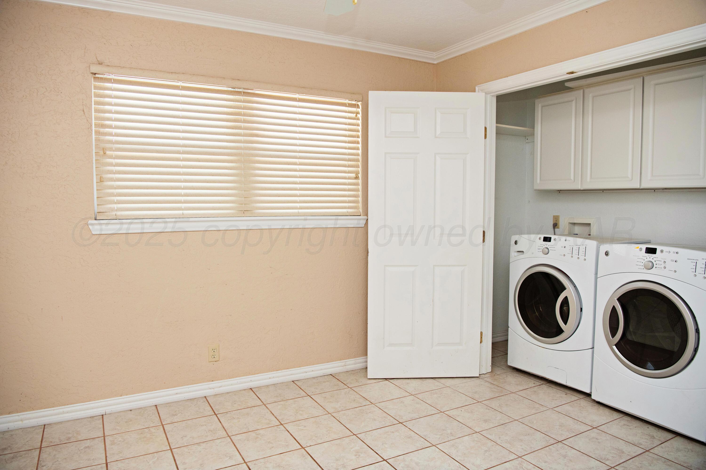 411 E 6th Street Property Photo 51