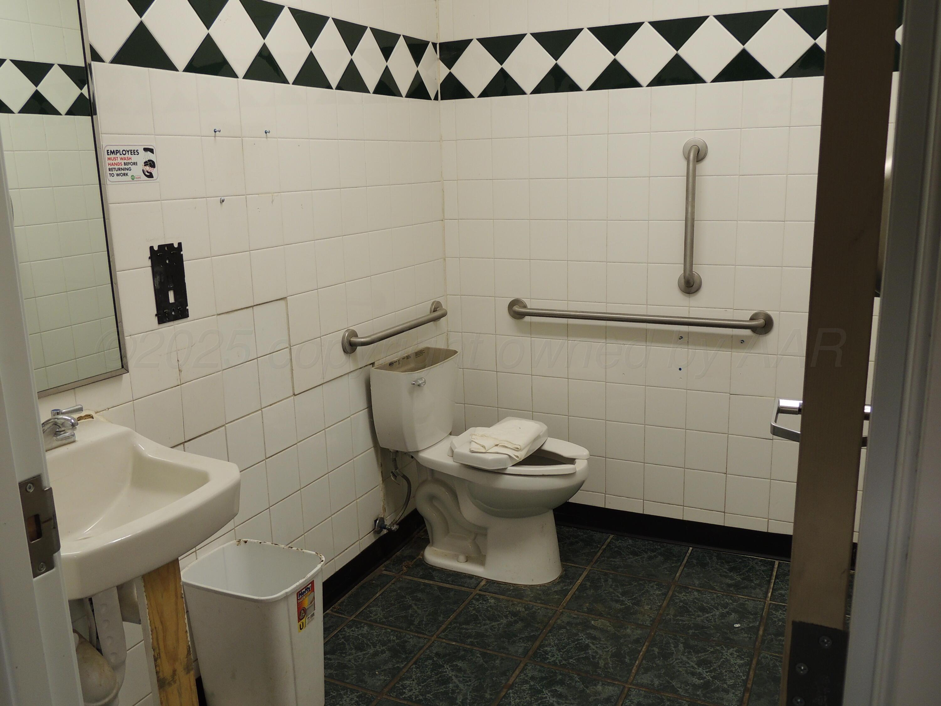 316 N 25 Mile Avenue Property Photo 8
