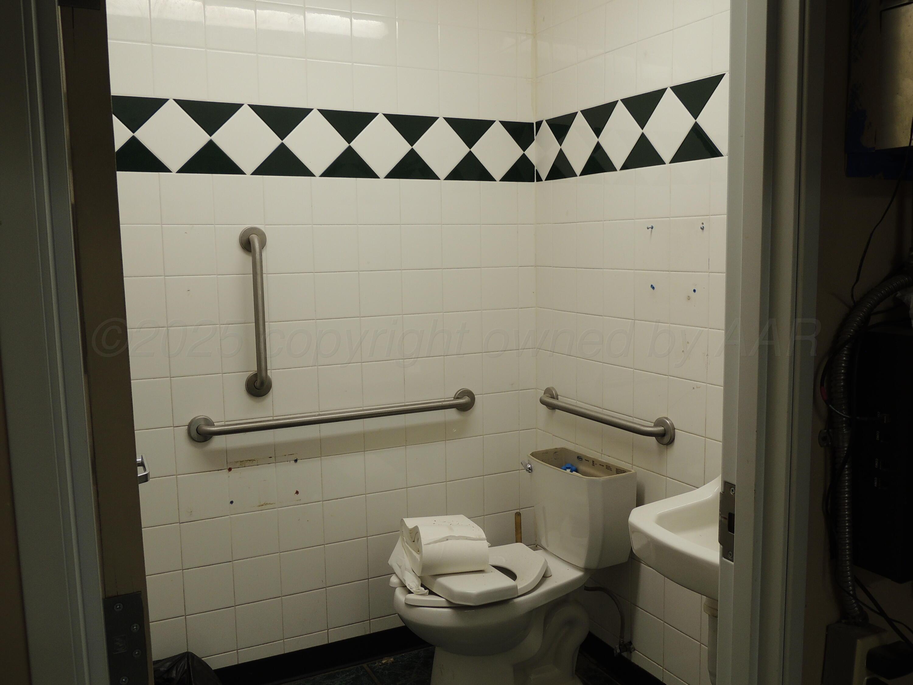 316 N 25 Mile Avenue Property Photo 9