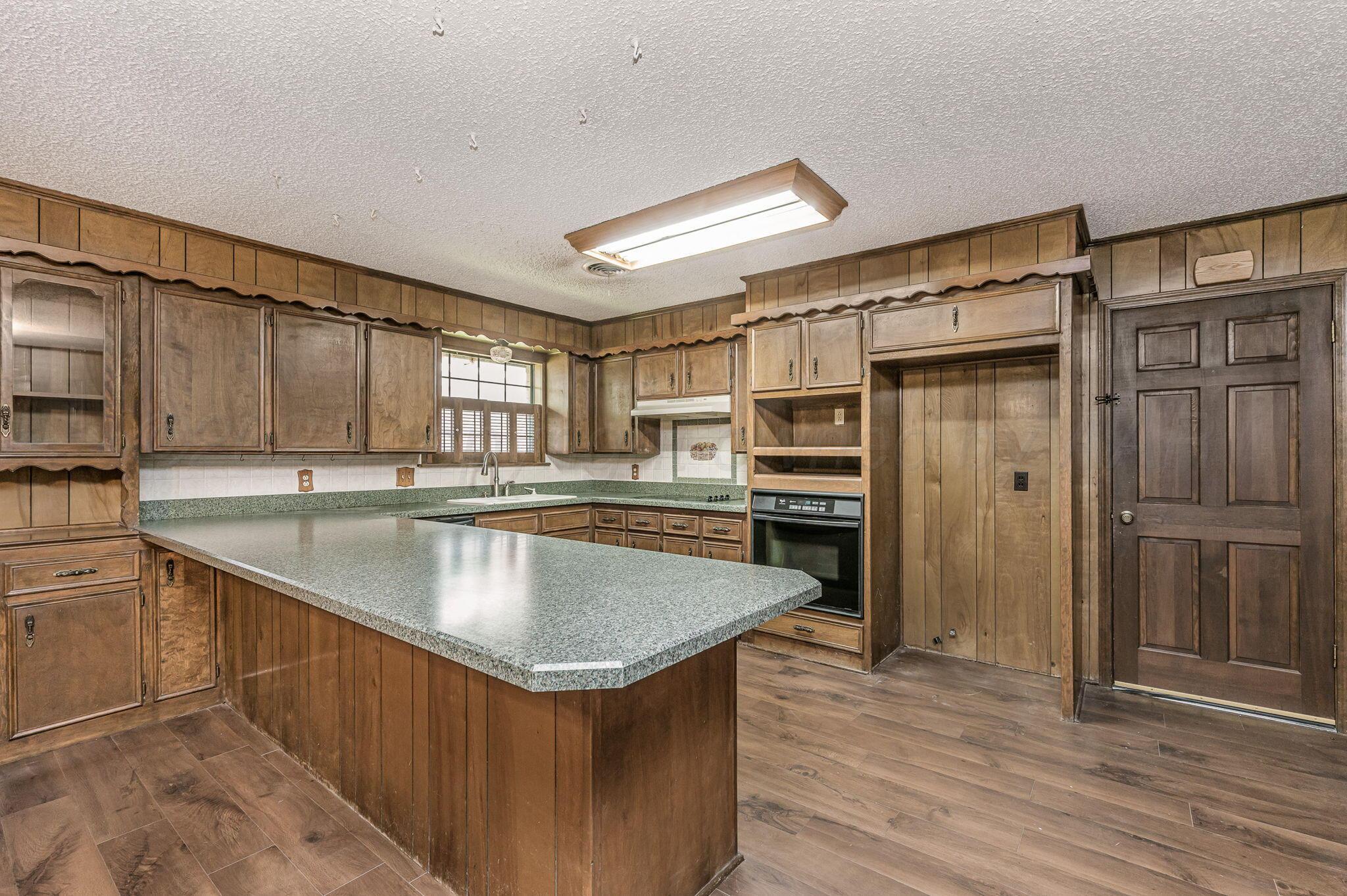7606 Canode Drive Property Photo 8