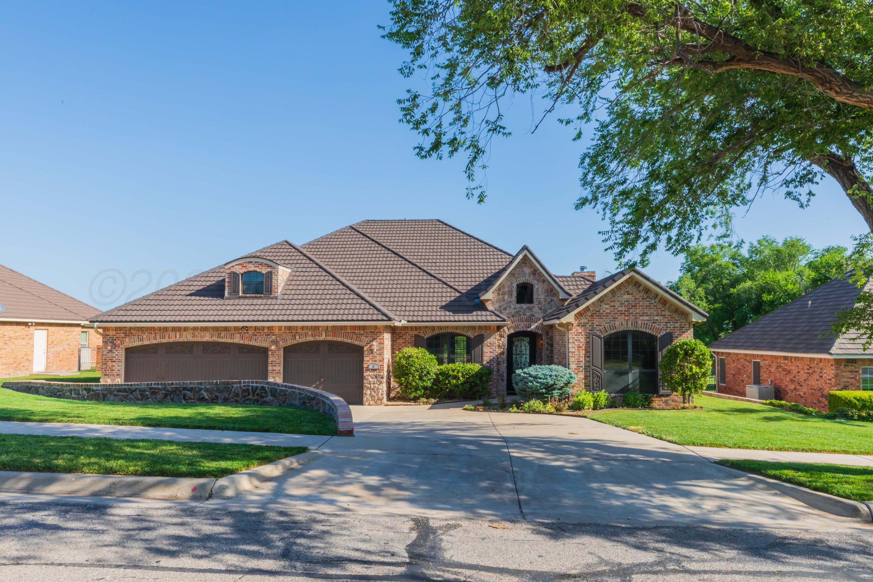 3 Country Club Drive Property Photo 1