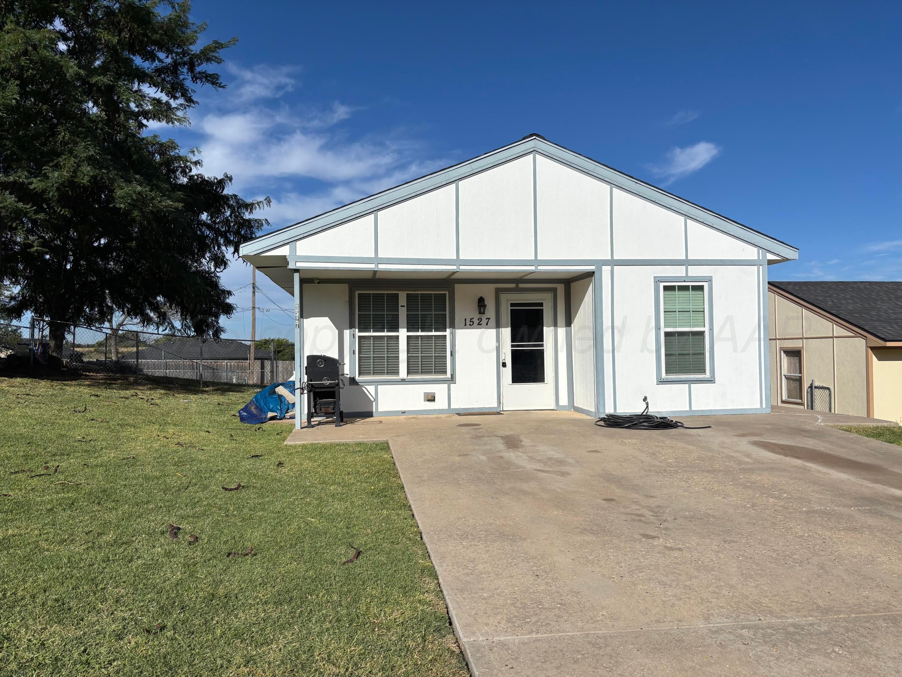 1527 N POLK Street Property Photo 1