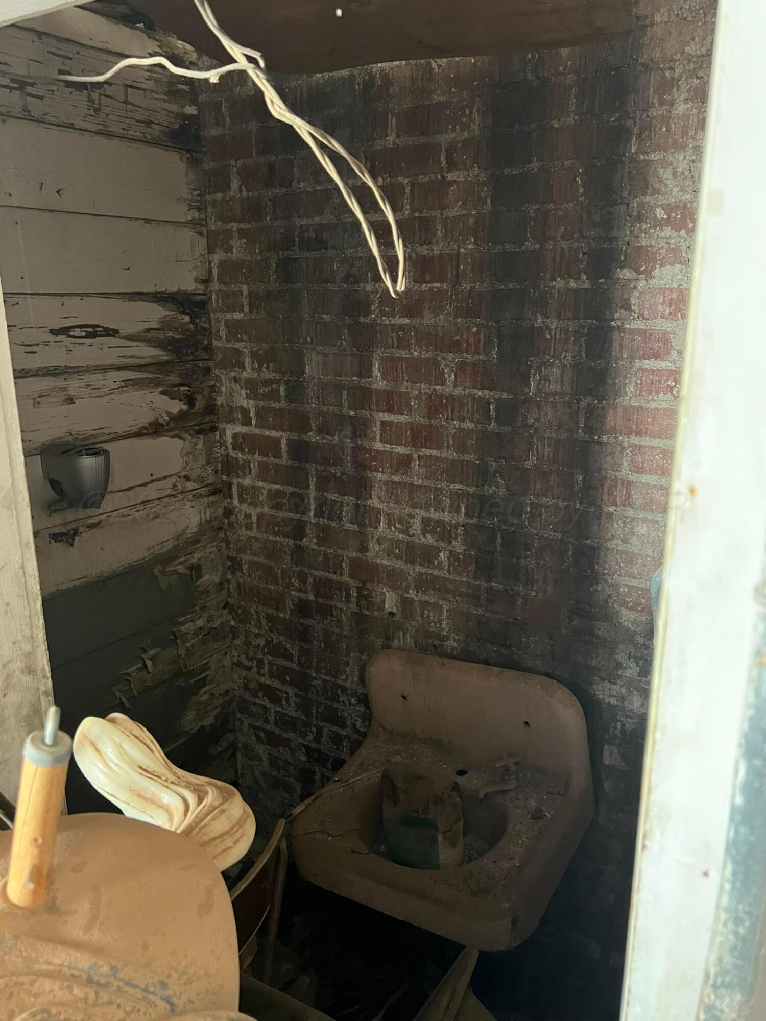 701 W Robertson Street Property Photo 15