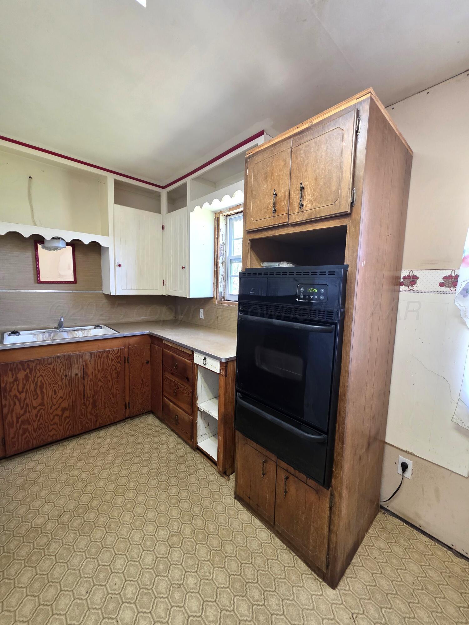 409 Heasley Street Property Photo 8