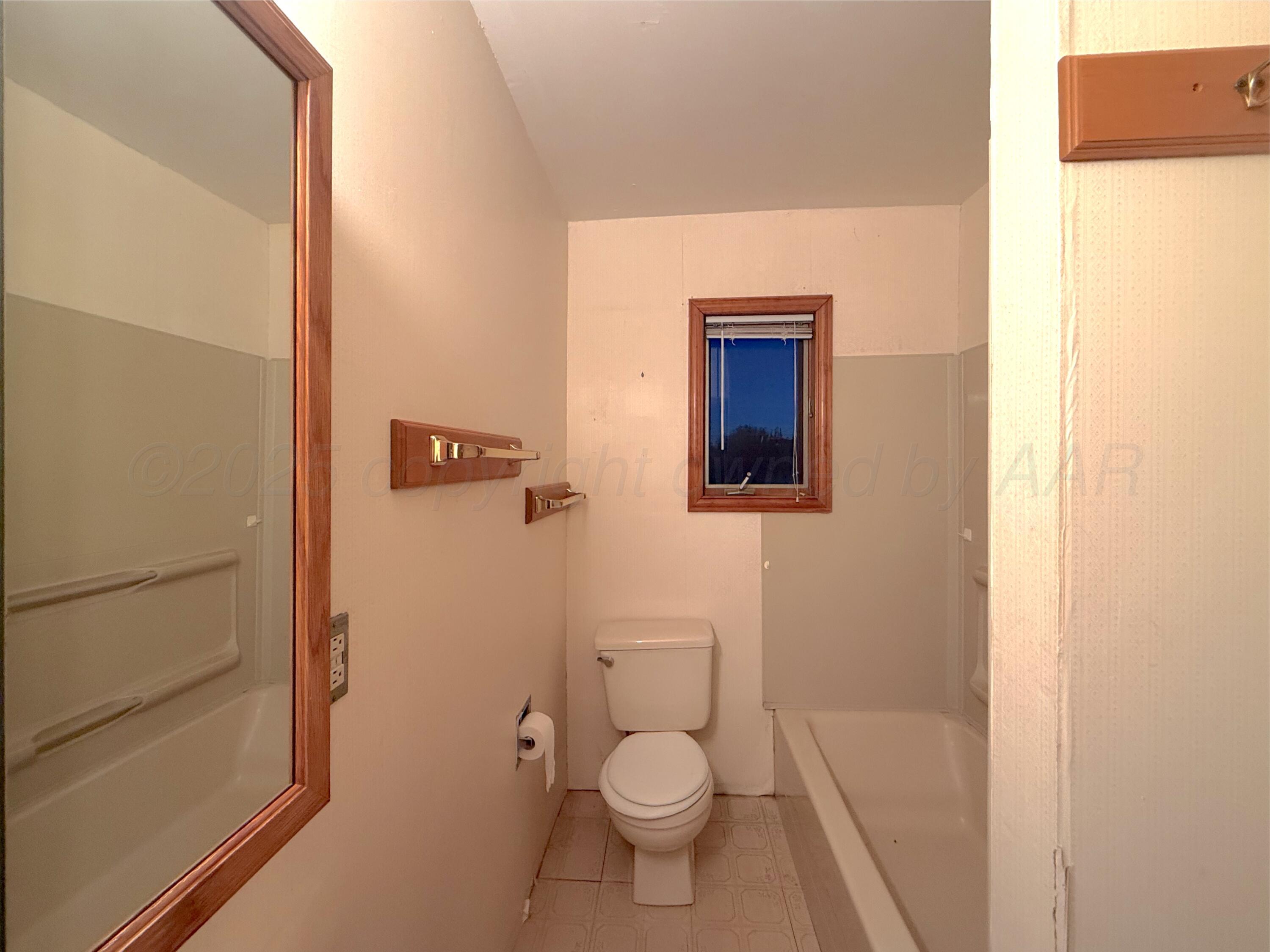 301 W 10th Street Property Photo 10