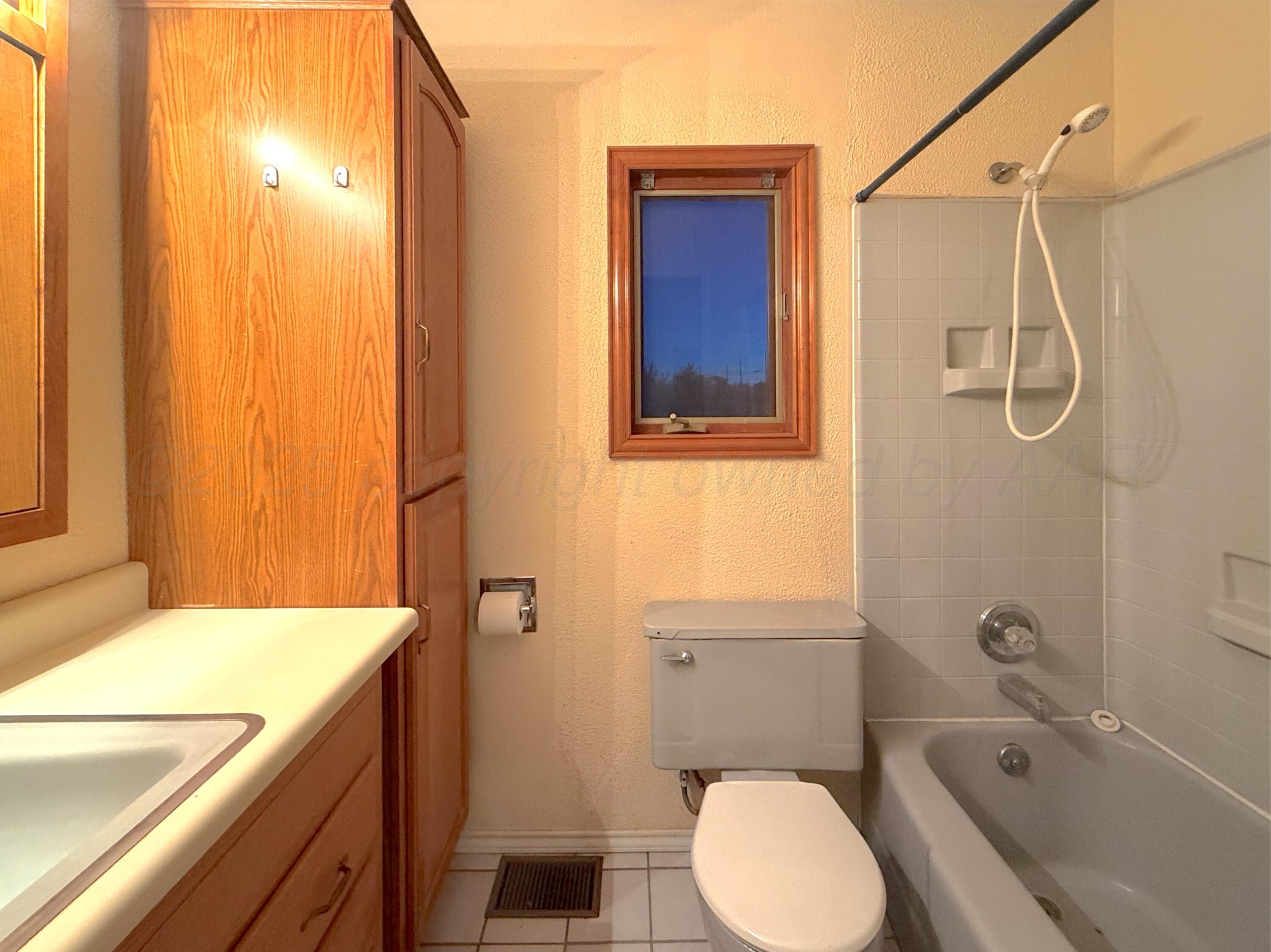 301 W 10th Street Property Photo 12