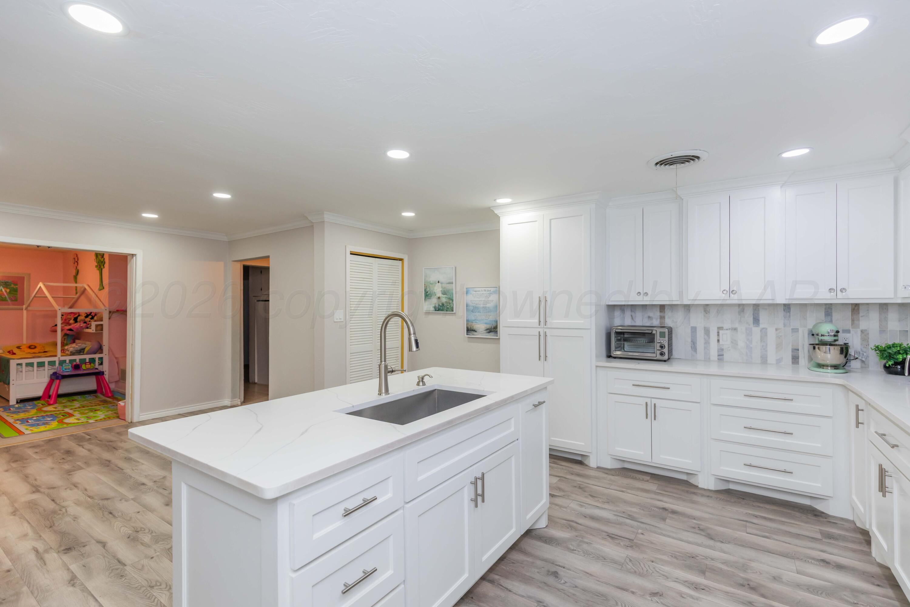 905 N Travis Street Property Photo 15