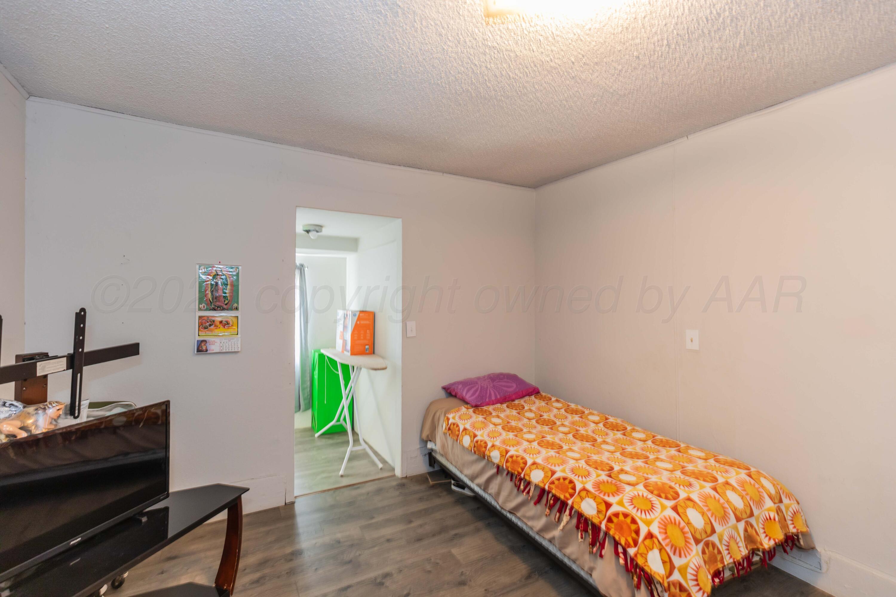 905 N Travis Street Property Photo 32