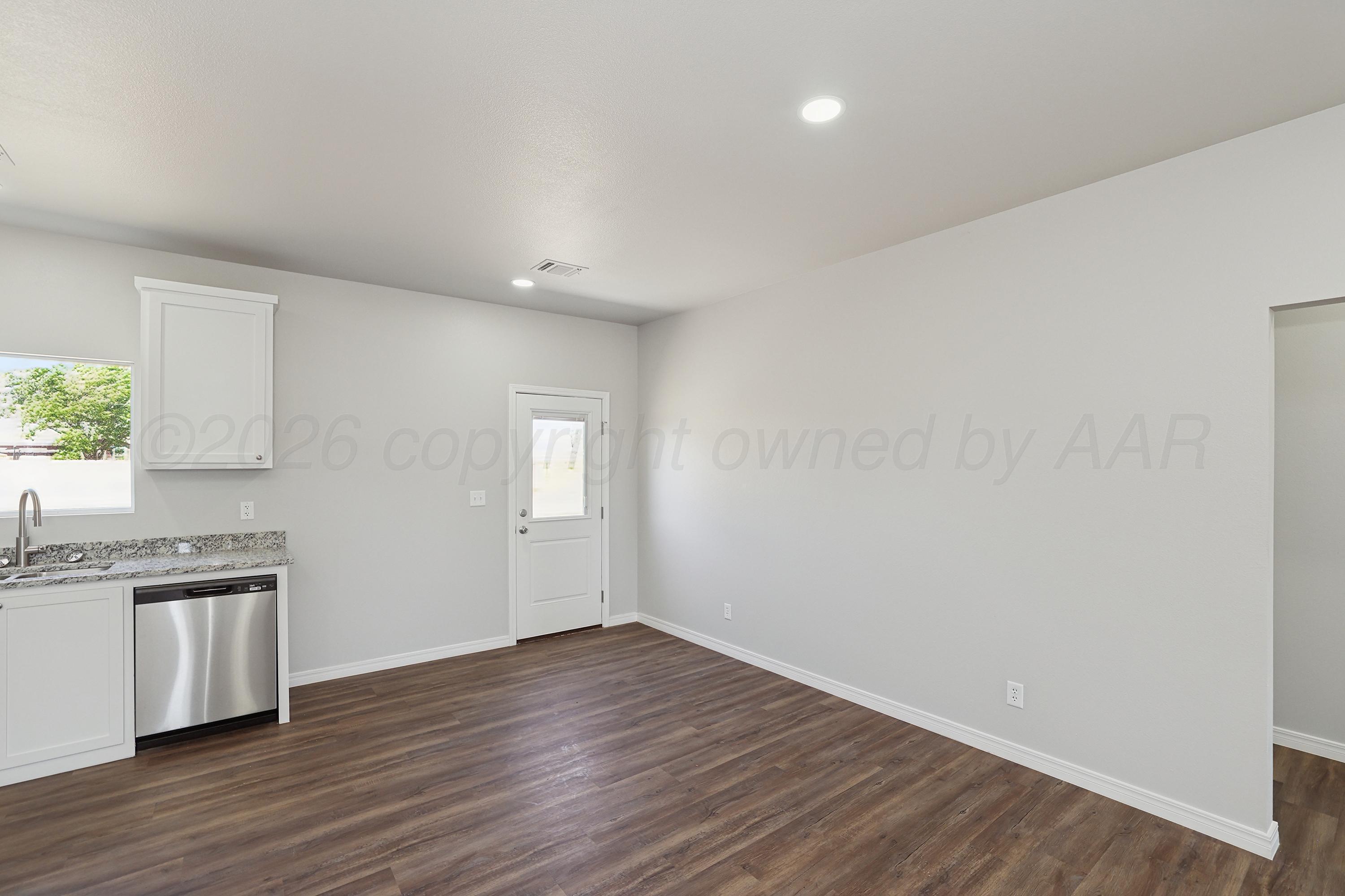 900 W Maple Avenue Property Photo 9