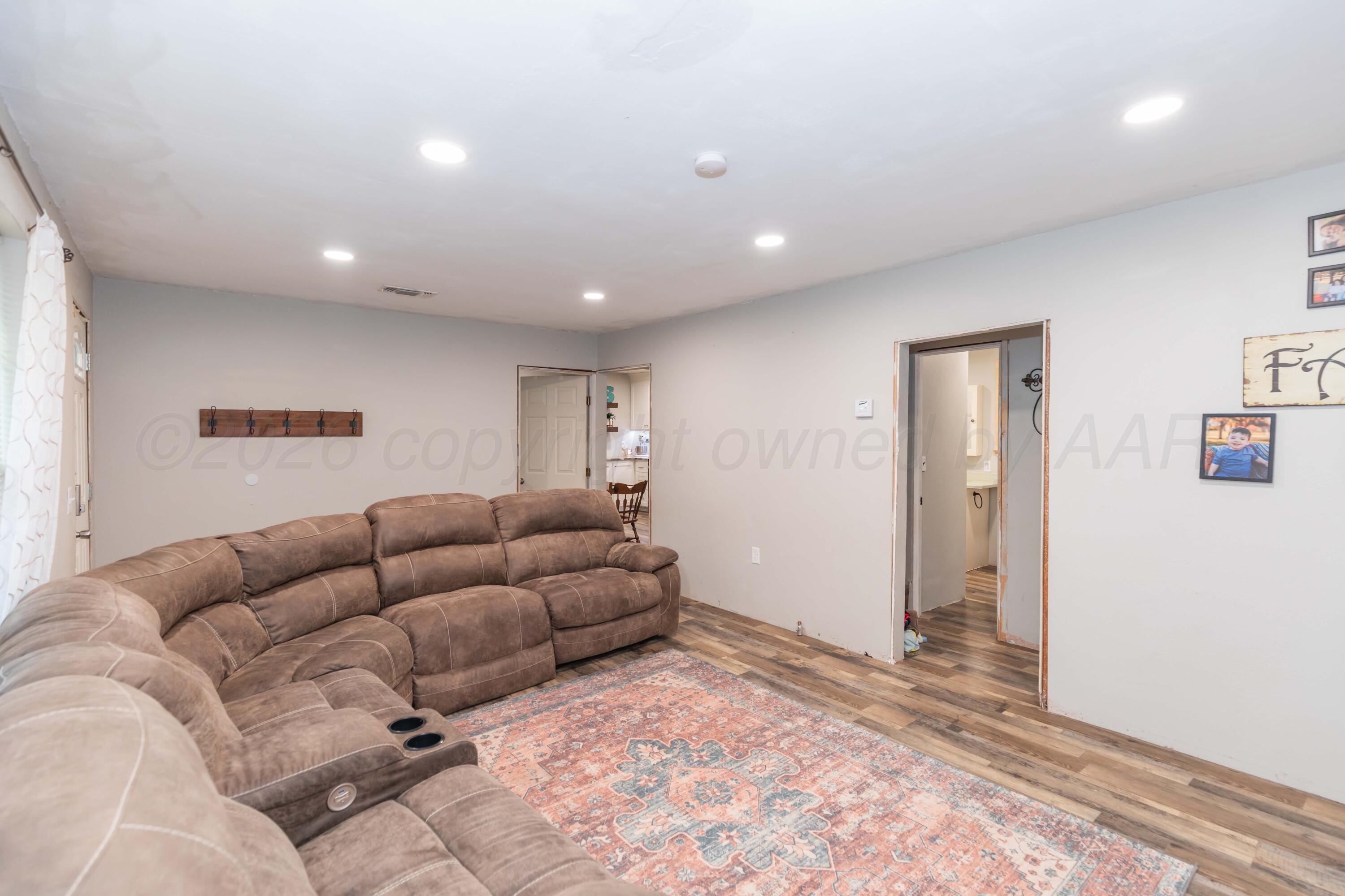 216 W 5th Street Property Photo 4