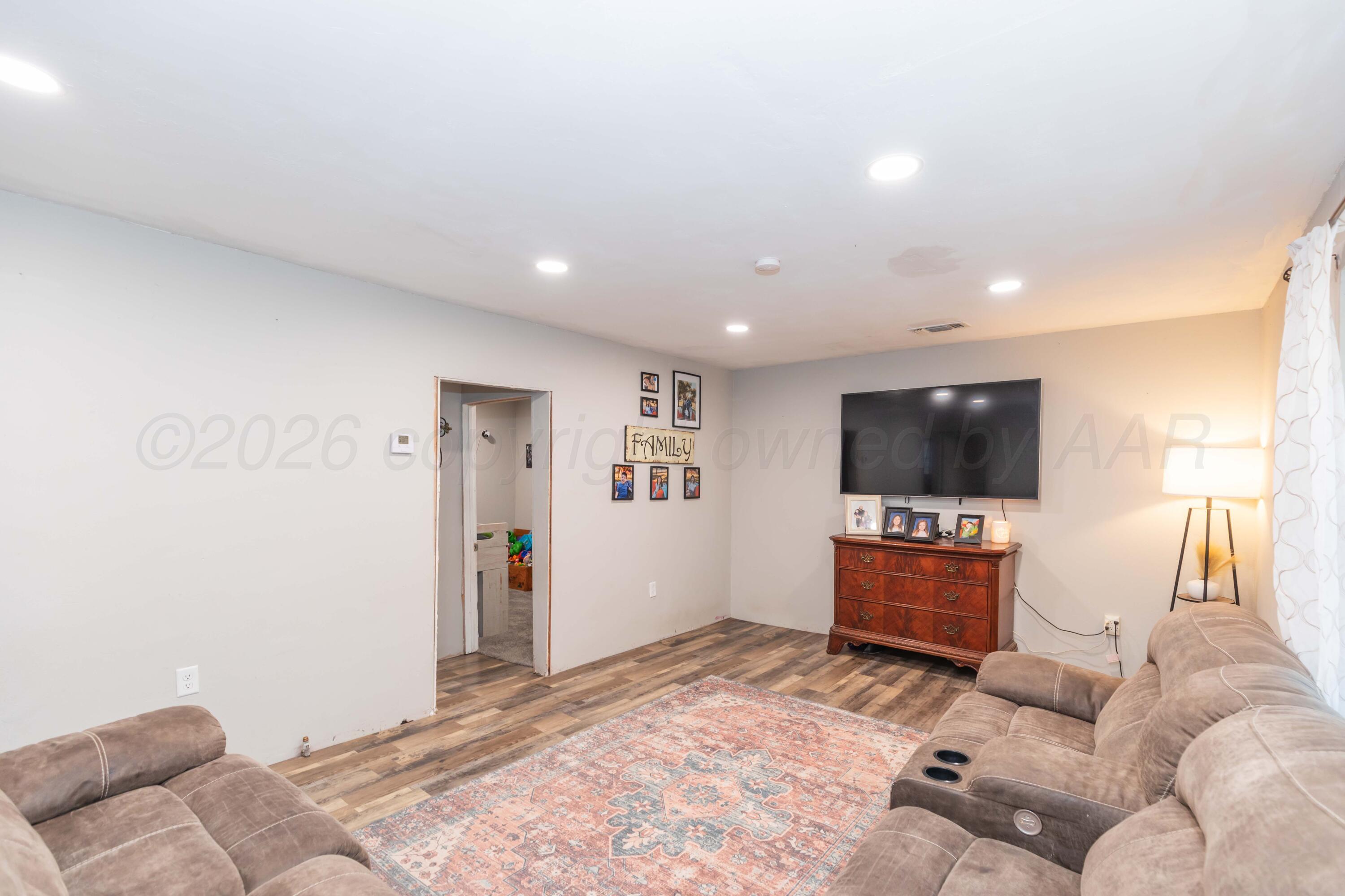 216 W 5th Street Property Photo 5