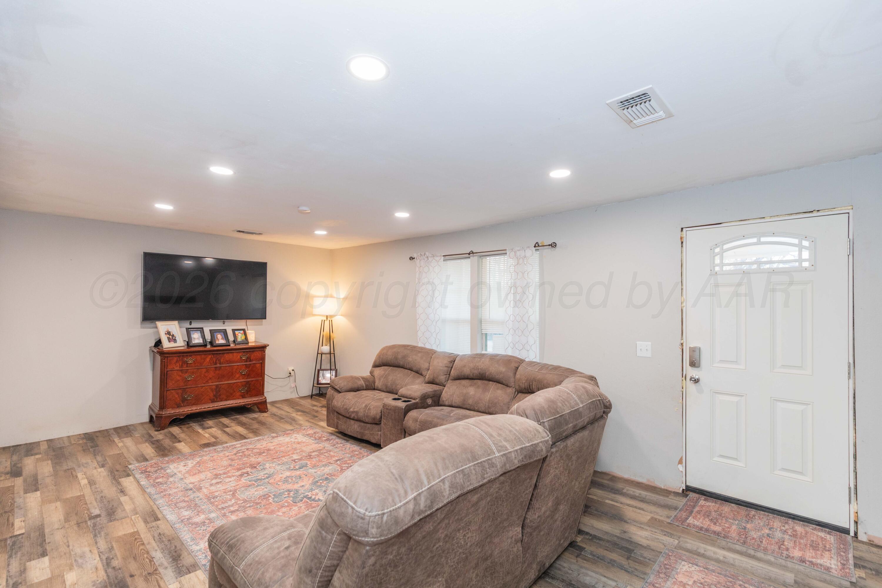 216 W 5th Street Property Photo 6