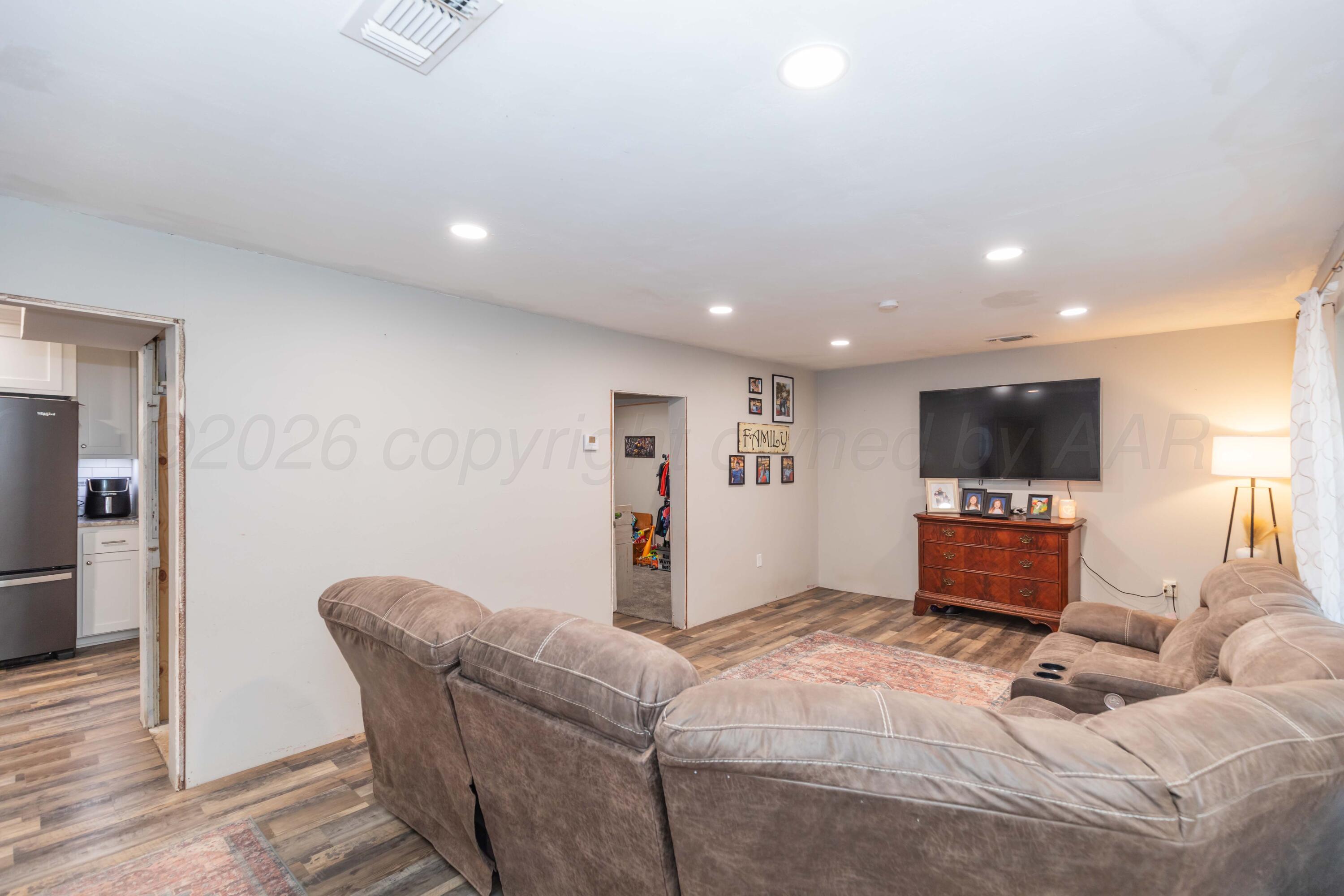 216 W 5th Street Property Photo 7