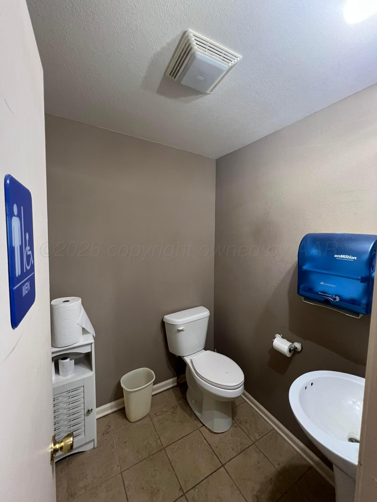240 N Main Street Property Photo 15