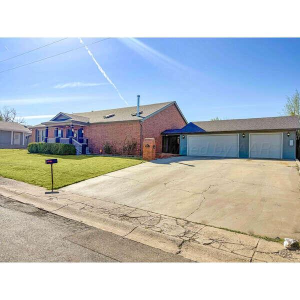 933 Elmore Street Property Photo 3