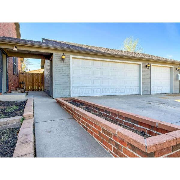933 Elmore Street Property Photo 4
